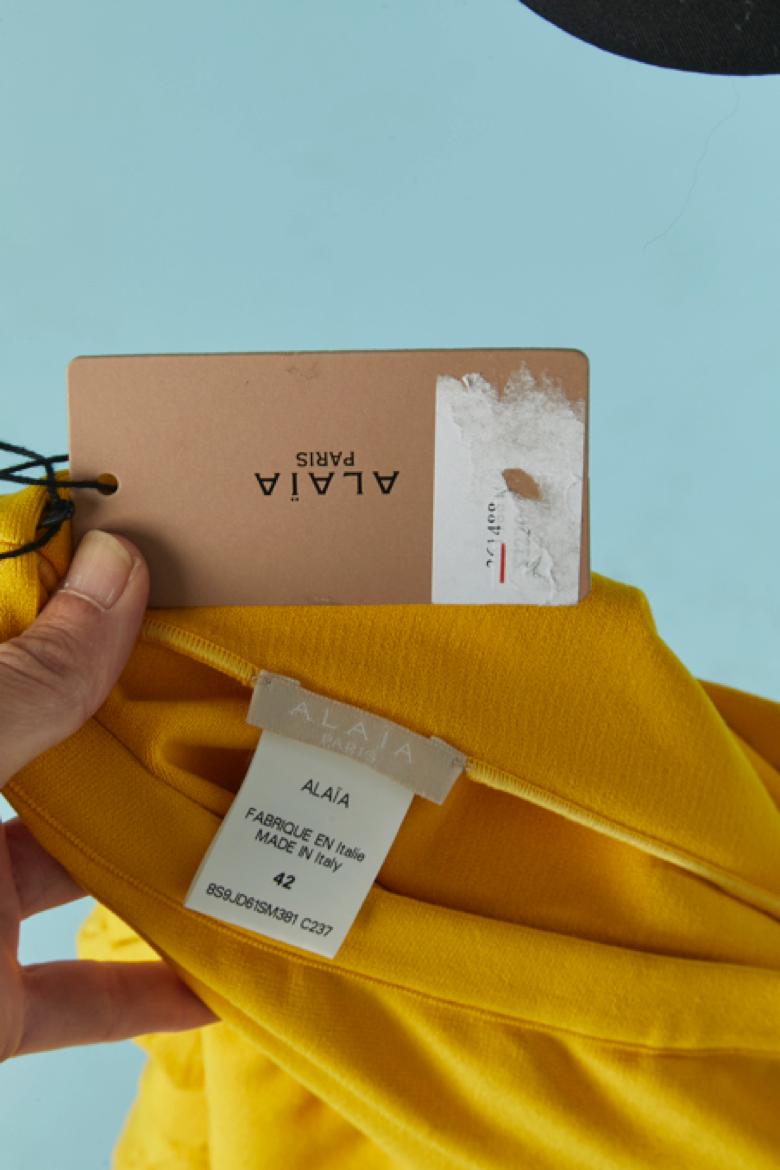 Minijupe en jersey de rayonne jaune avec shorty en dessous ALAIA New en vente 1