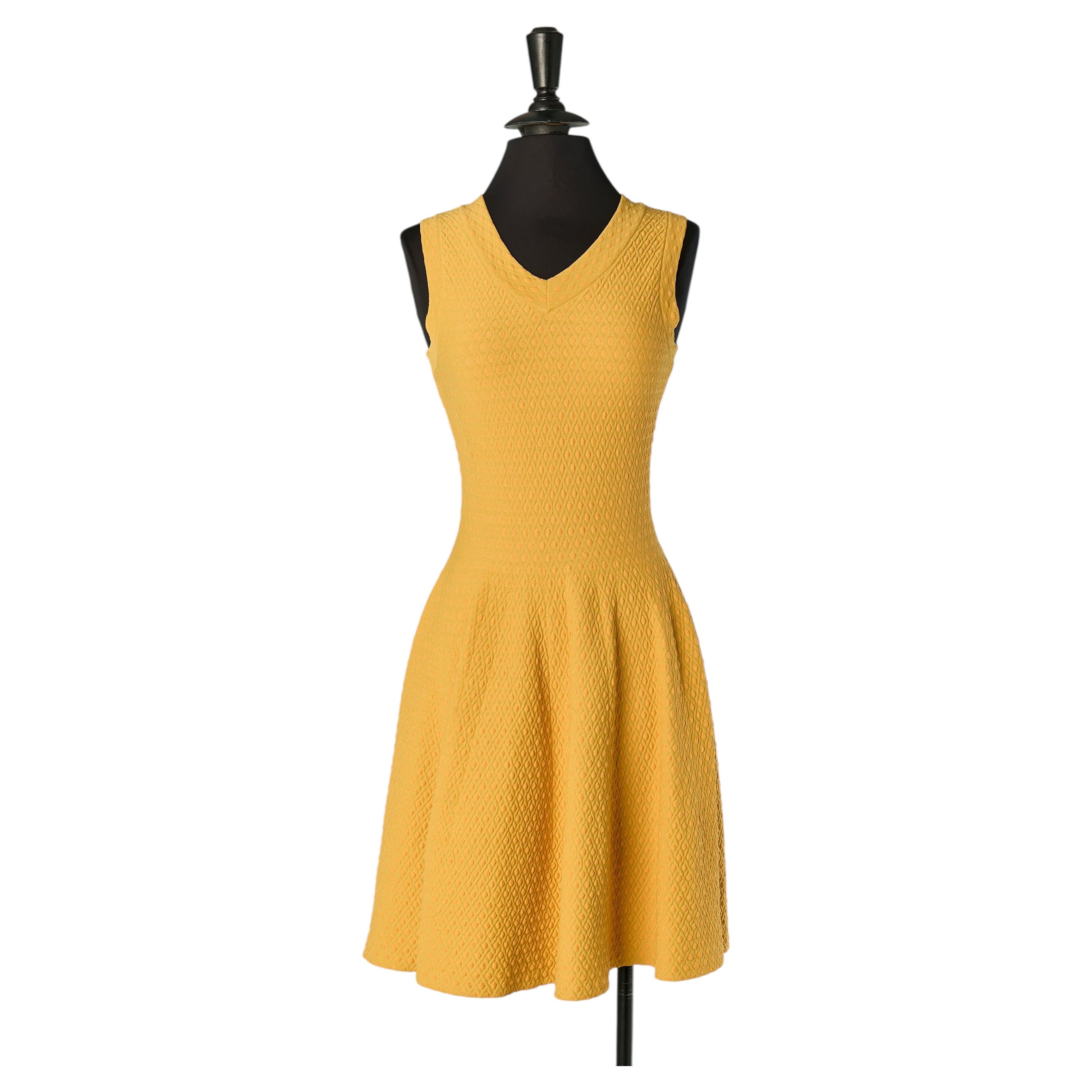 Gelbes, ärmelloses Cocktailkleid aus Rayon-Strick von ALAIA