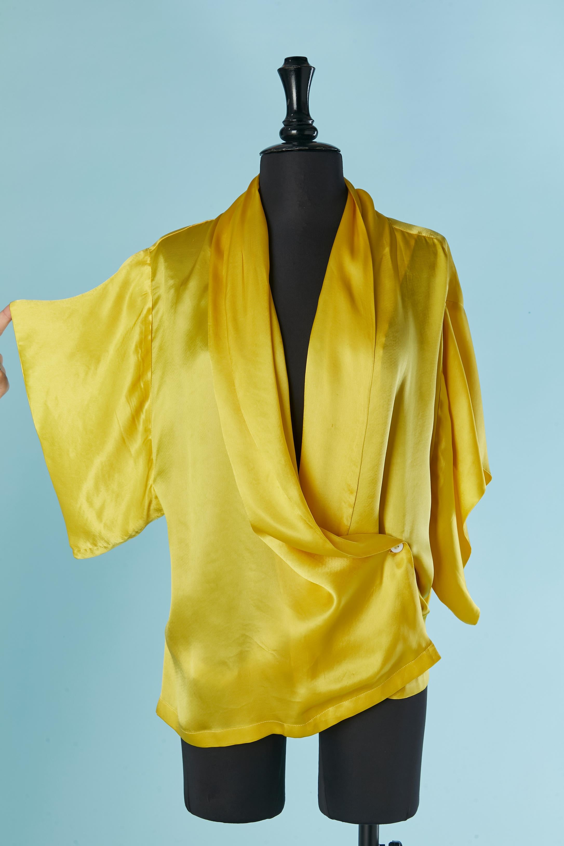 Yellow rayon wrap shirt. Belt inside in the same fabric with button and buttonhole to hold the wrap. Button and buttohole on the left side.
SIZE 44 / L 