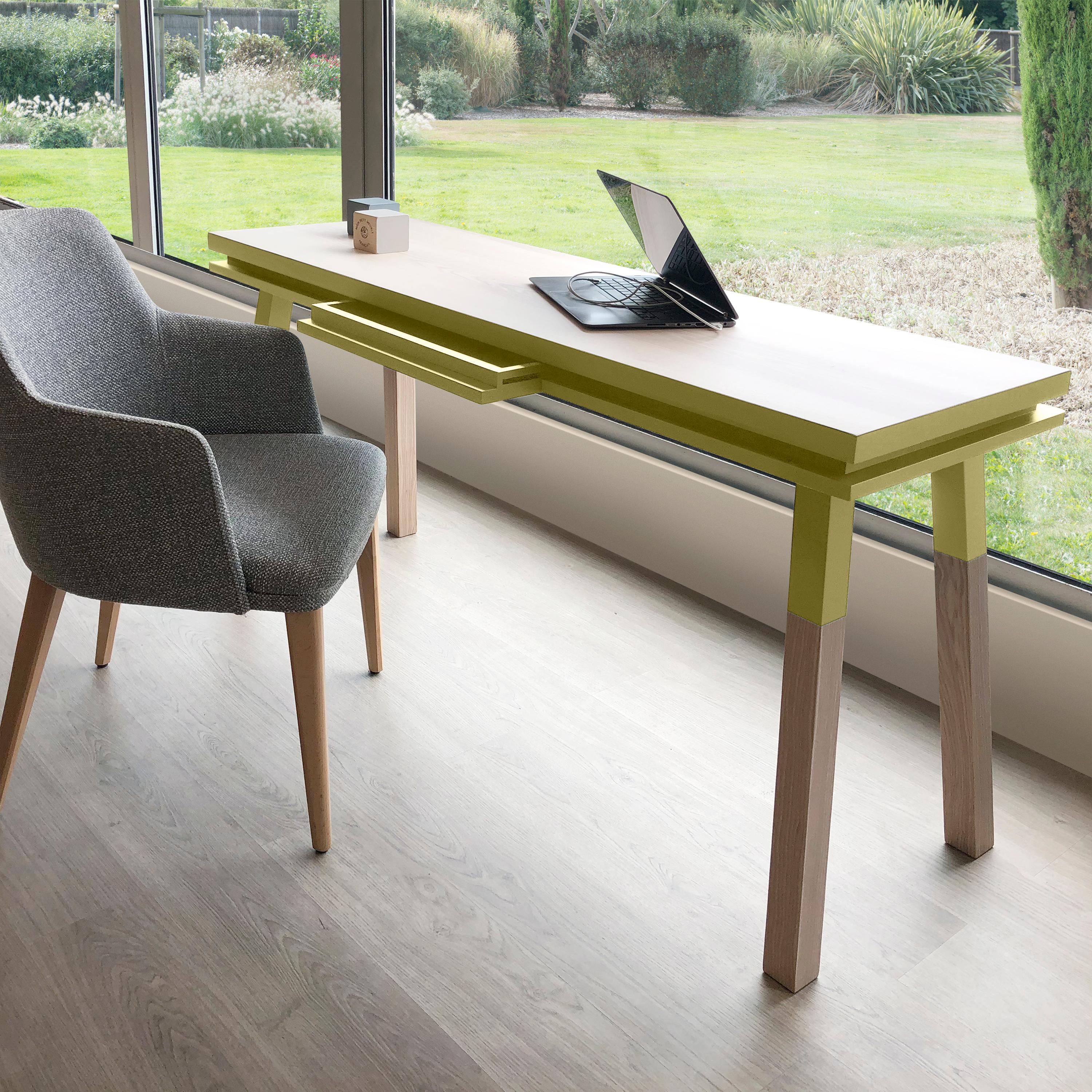 Français Table de bureau jaune en bois massif, design scandinave, par E. Gizard Paris en vente