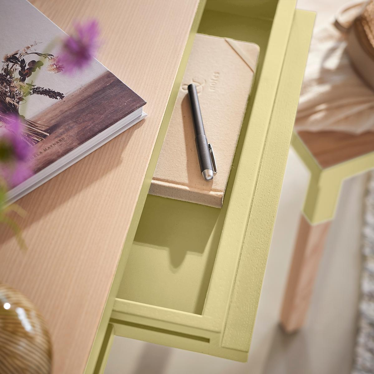 Gelber Schreibtisch aus Massivholz, skandinavisches Design von E. Gizard Paris (Skandinavische Moderne) im Angebot