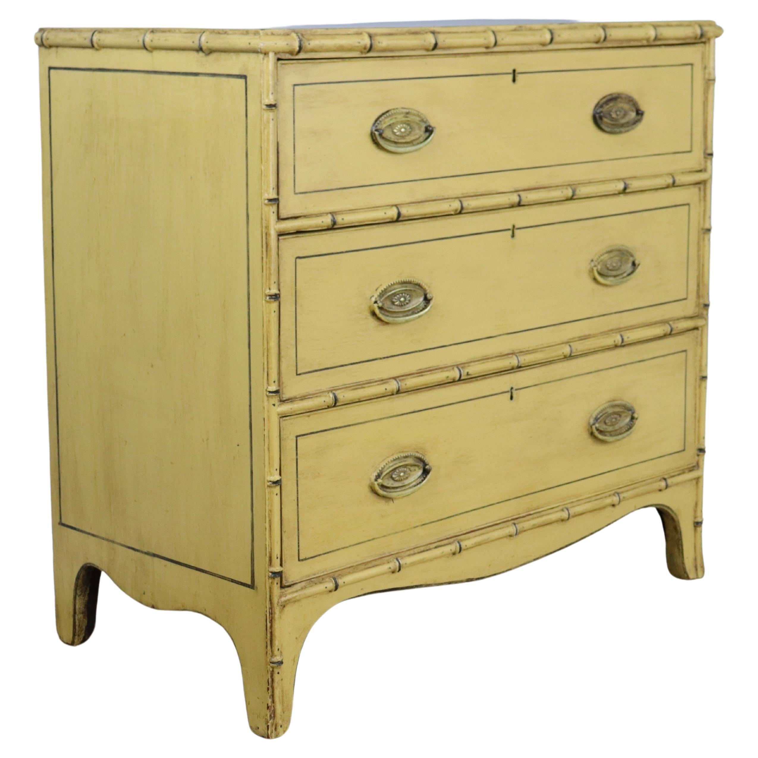 Commode jaune Regency en faux bambou en vente