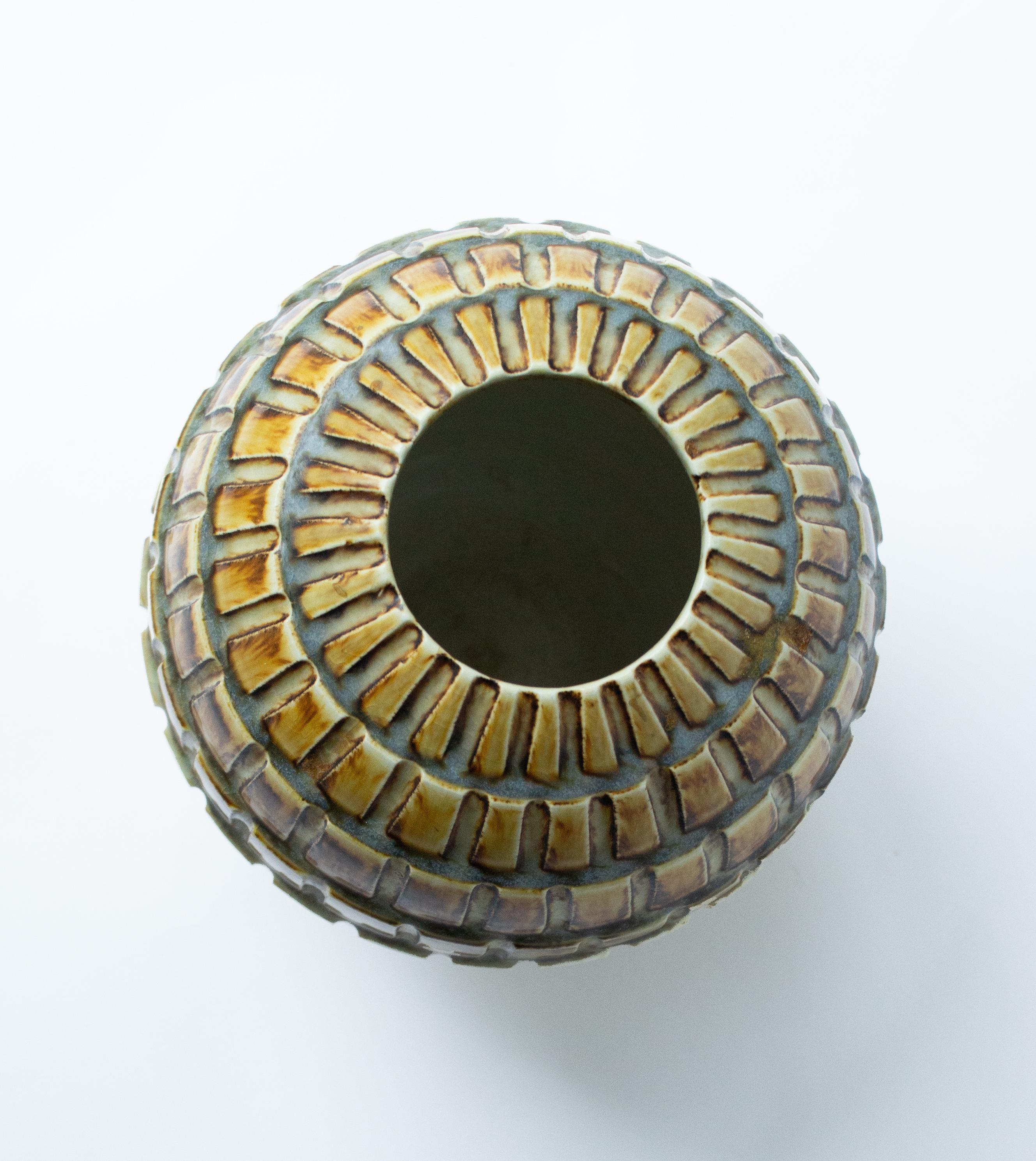 Vaso a rilievo giallo  