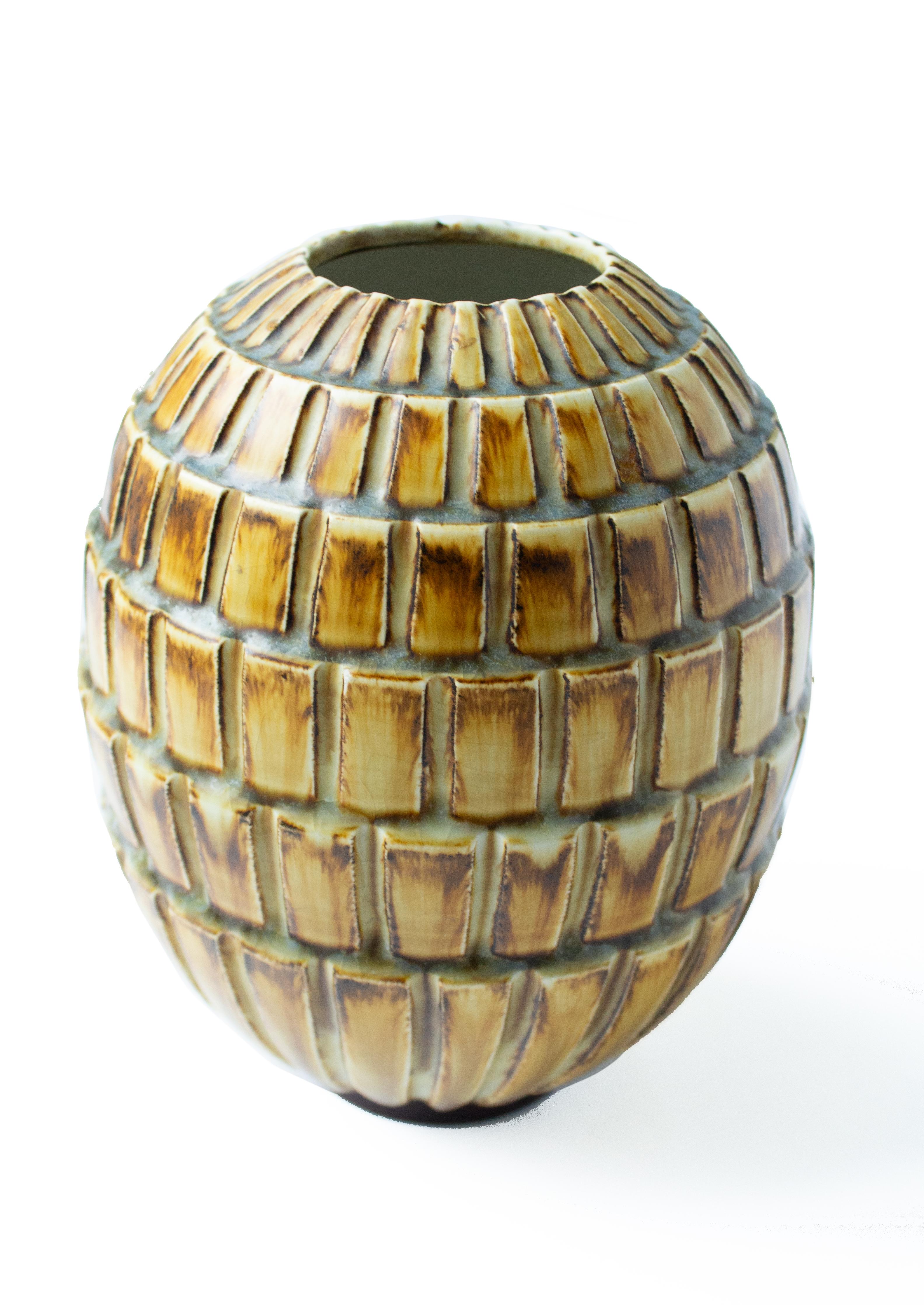 Metà XX secolo Vaso a rilievo giallo  