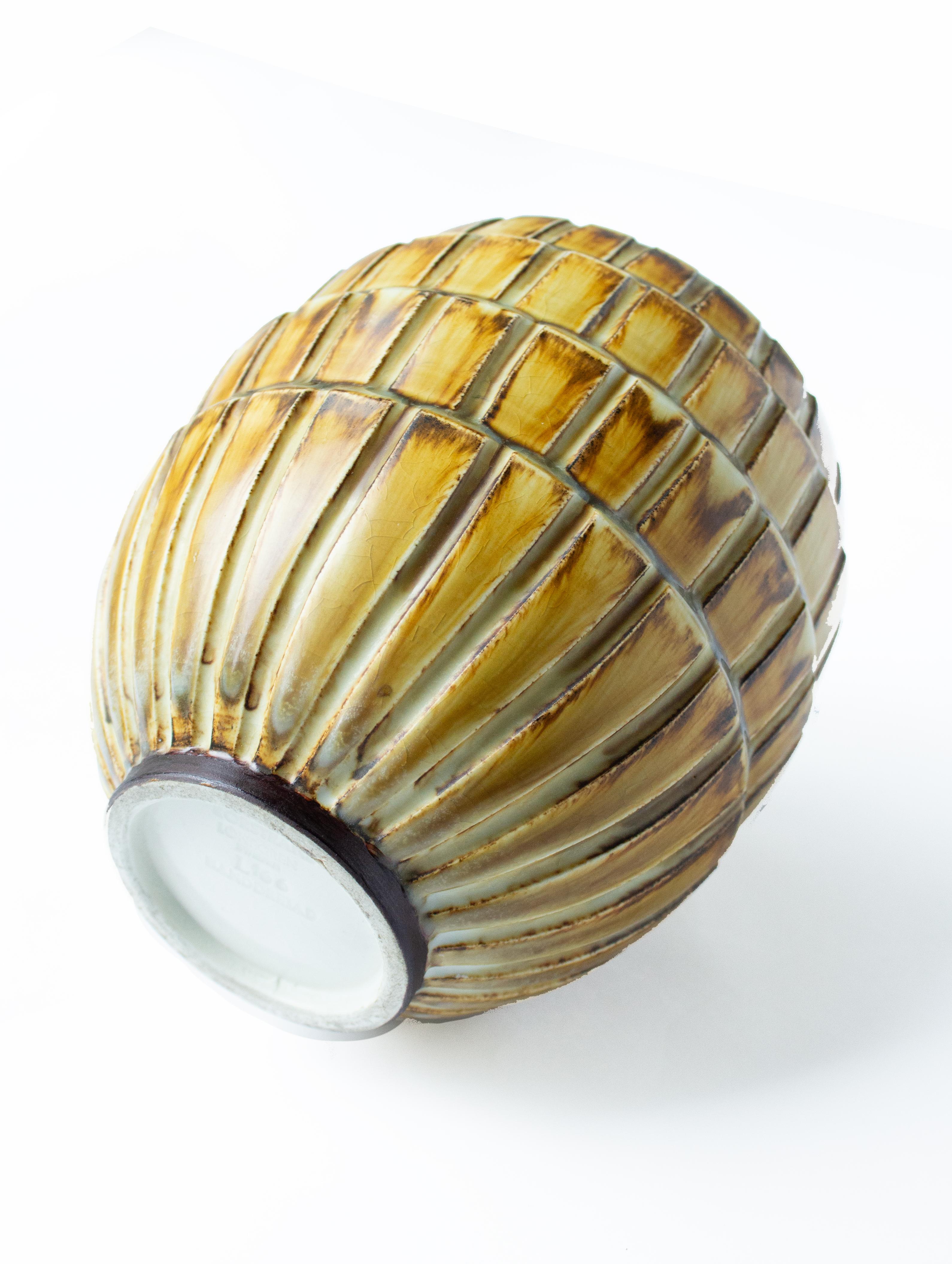 Grès porcellanato Vaso a rilievo giallo  
