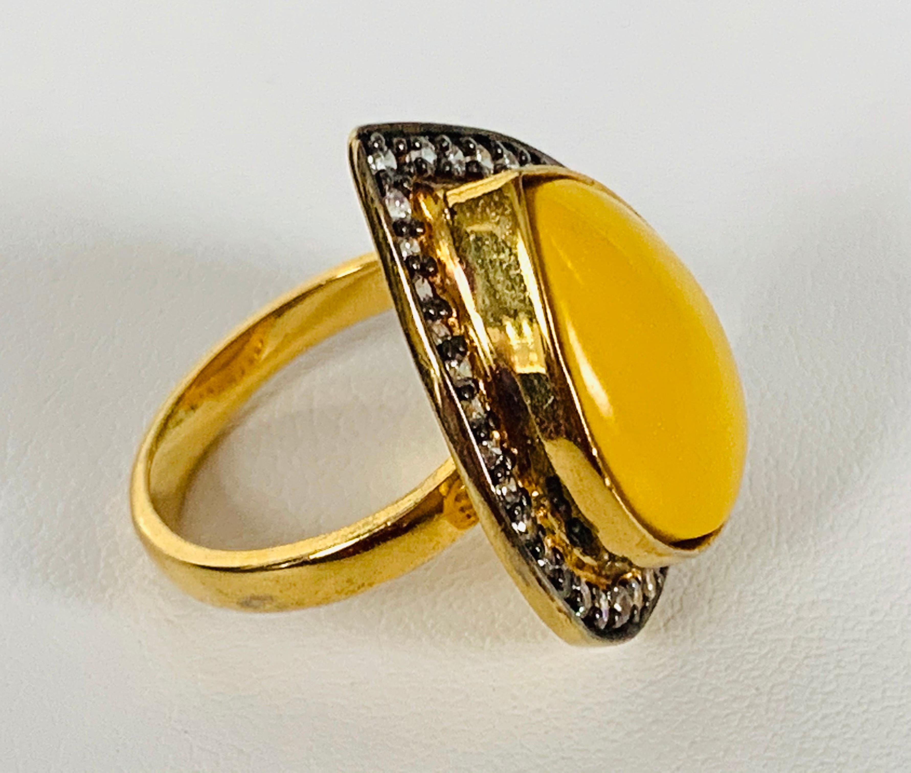 Cubic Zirkon-Ring aus gelbem Gelbharz  (Gemischter Schliff) im Angebot