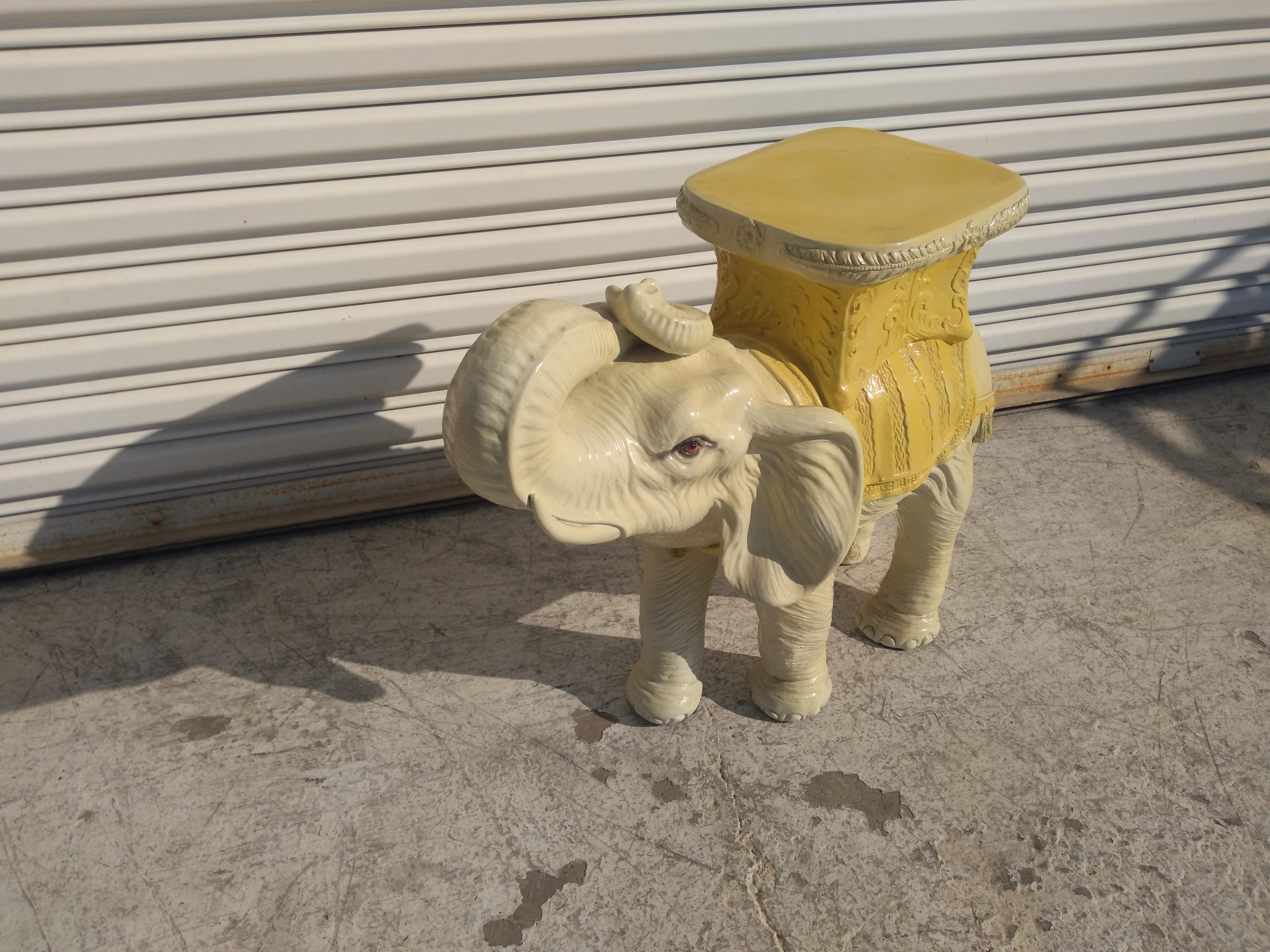Il s'agit d'un tabouret de garde représentant un éléphant. Il s'agit d'un moulage en résine qui facilite son transport. La résine la rend également durable et ne la rend pas facile à casser, la céramique étant cassante.