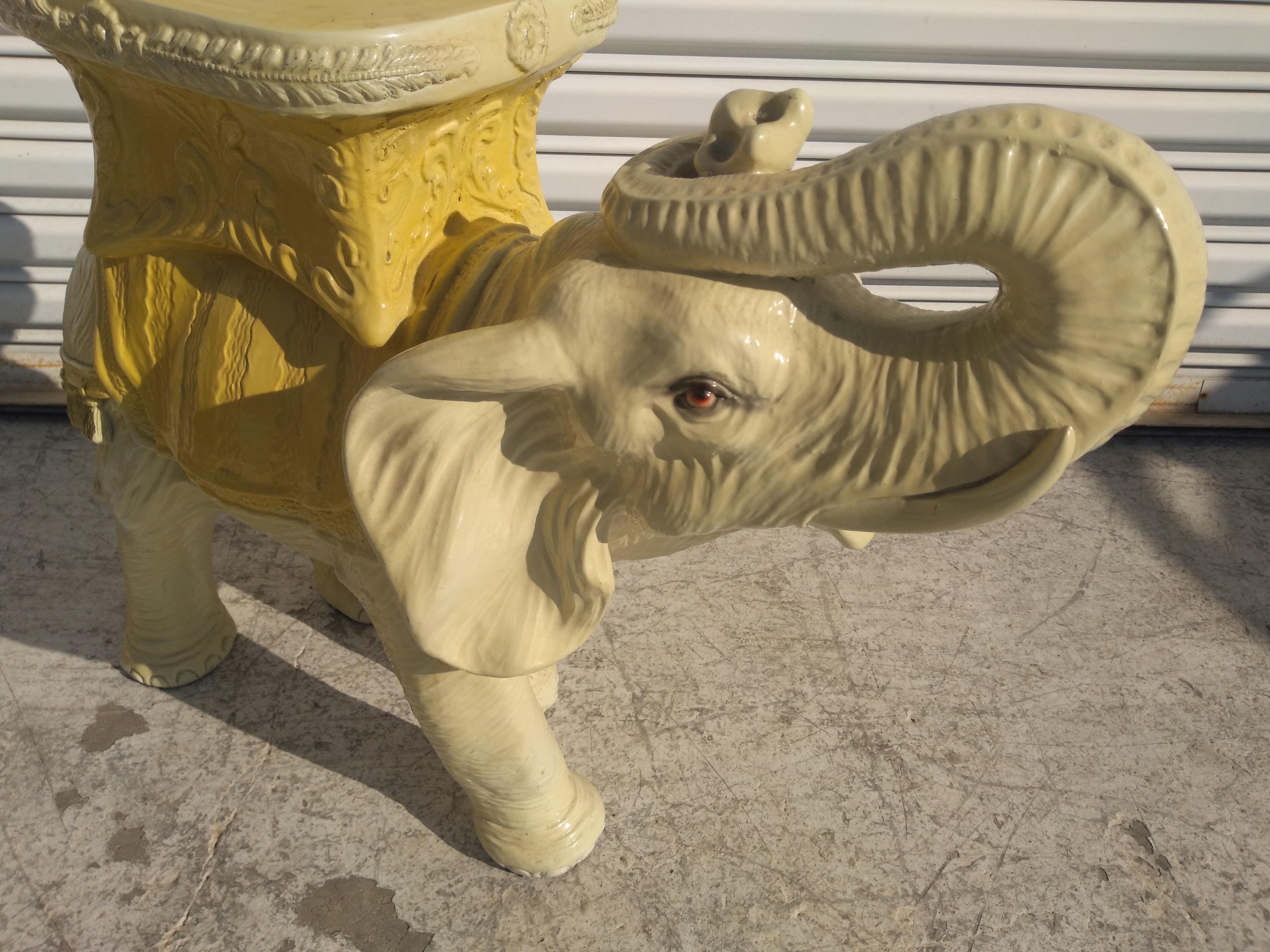 Américain Tabouret de jardin éléphant en résine jaune en vente