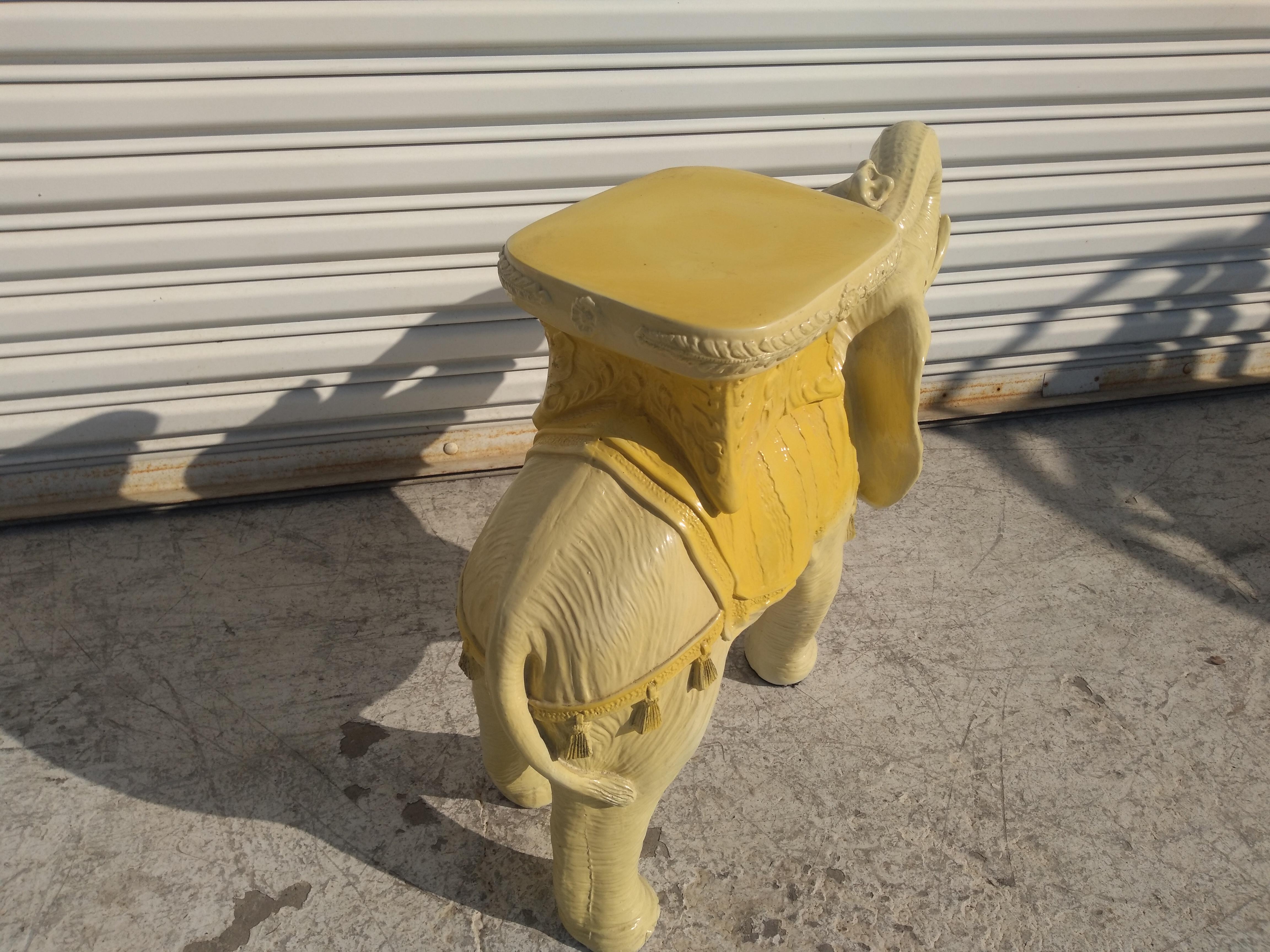 Tabouret de jardin éléphant en résine jaune Bon état - En vente à Pasadena, TX