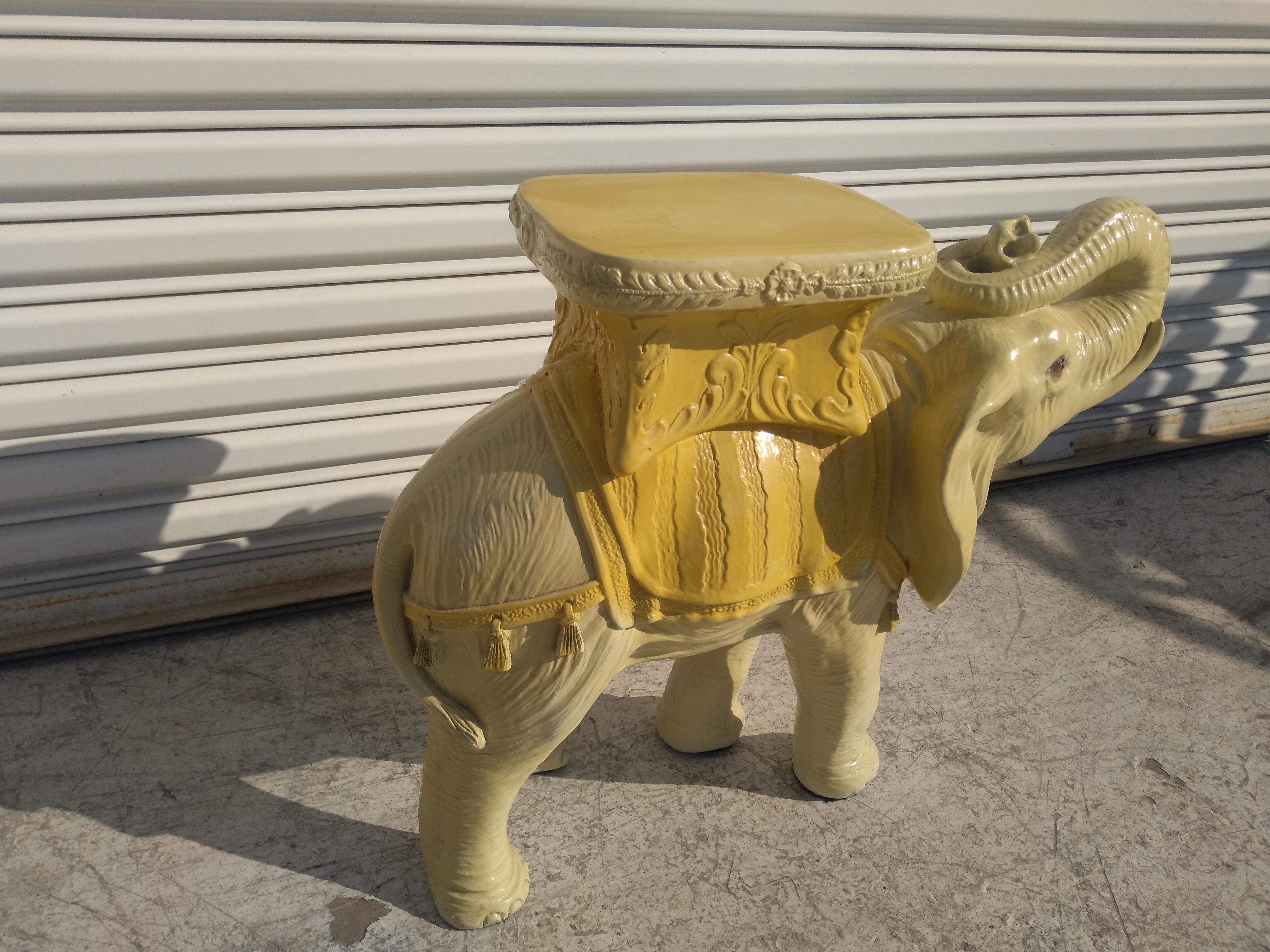 20ième siècle Tabouret de jardin éléphant en résine jaune en vente