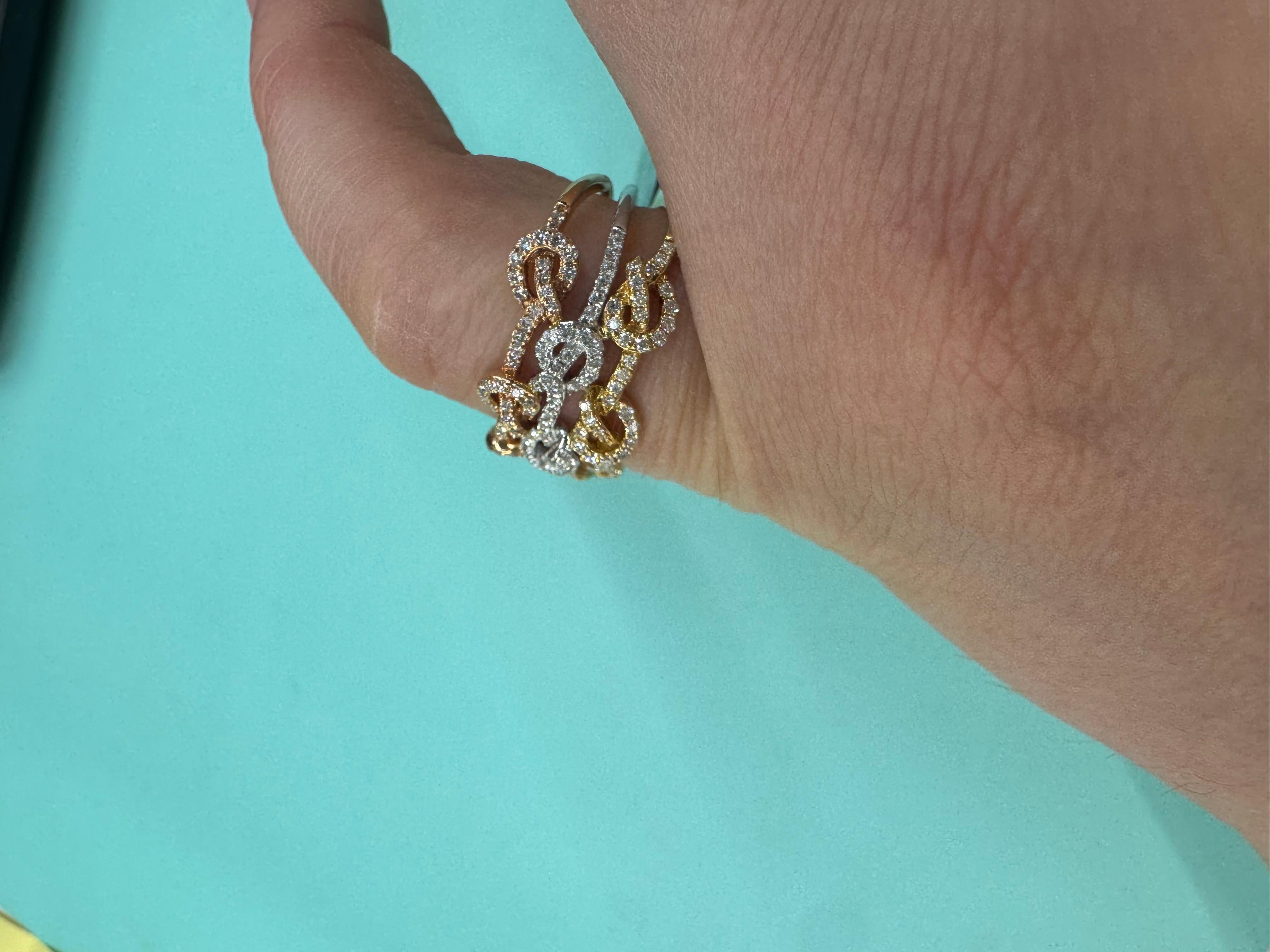 Anello in oro giallo rosa bianco con tre diamanti in vendita 2