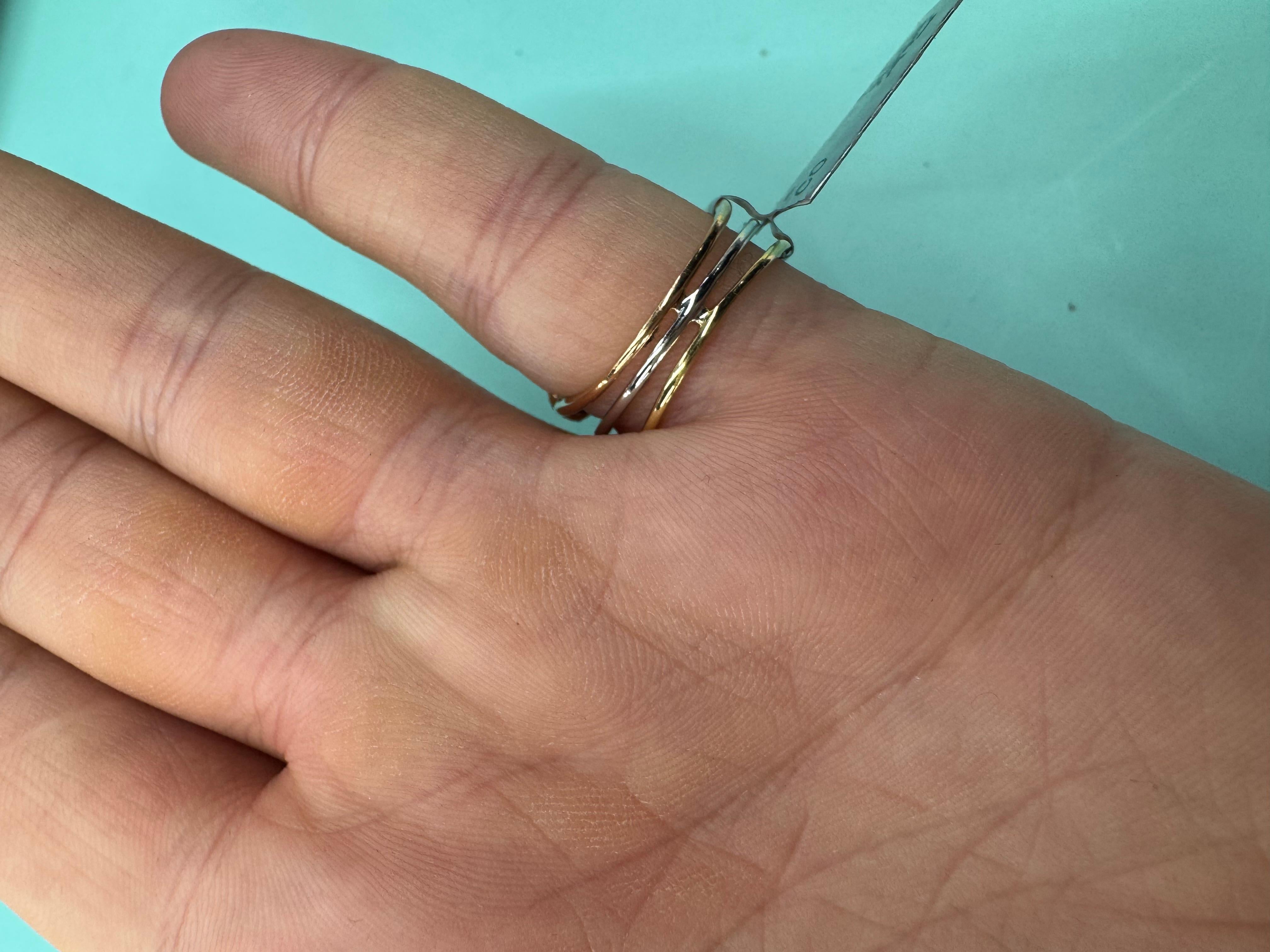 Anello in oro giallo rosa bianco con tre diamanti in vendita 3