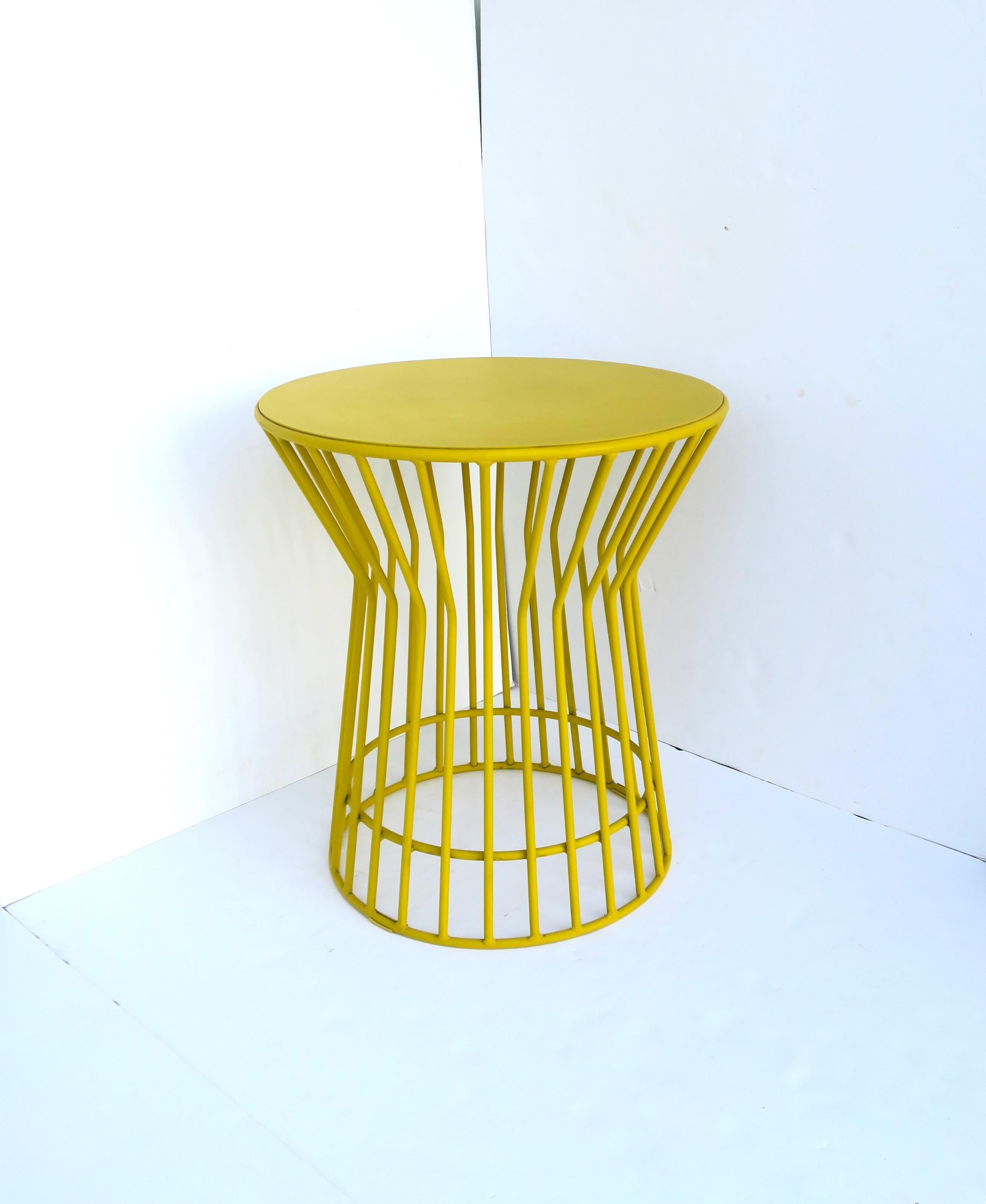 Mid-Century Modern Round Side or End Table in Yellow Platner Style For Sale