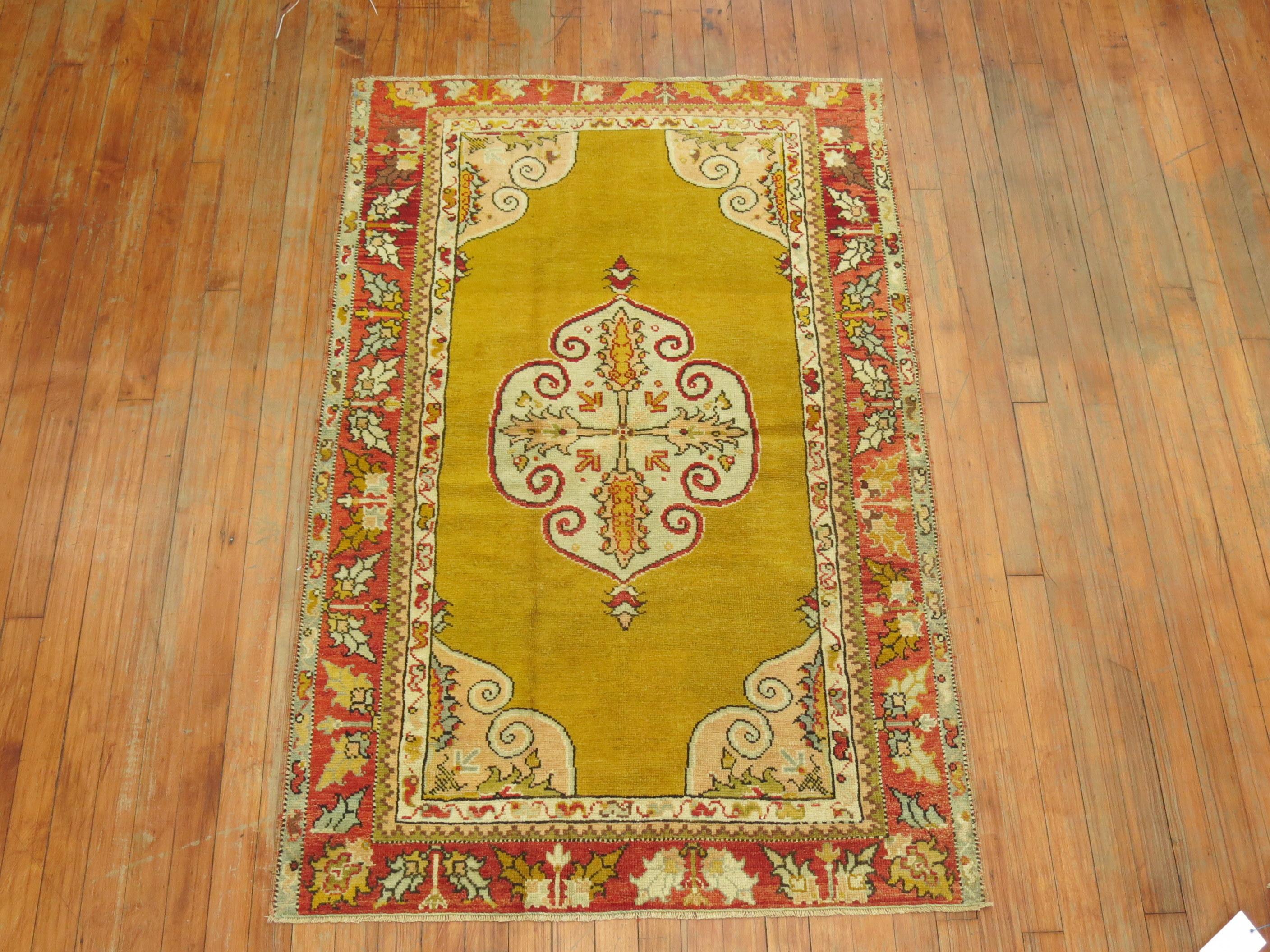 Alfombra turca muy decorativa con un diseño de medallón clásico sobre fondo amarillo mostaza.