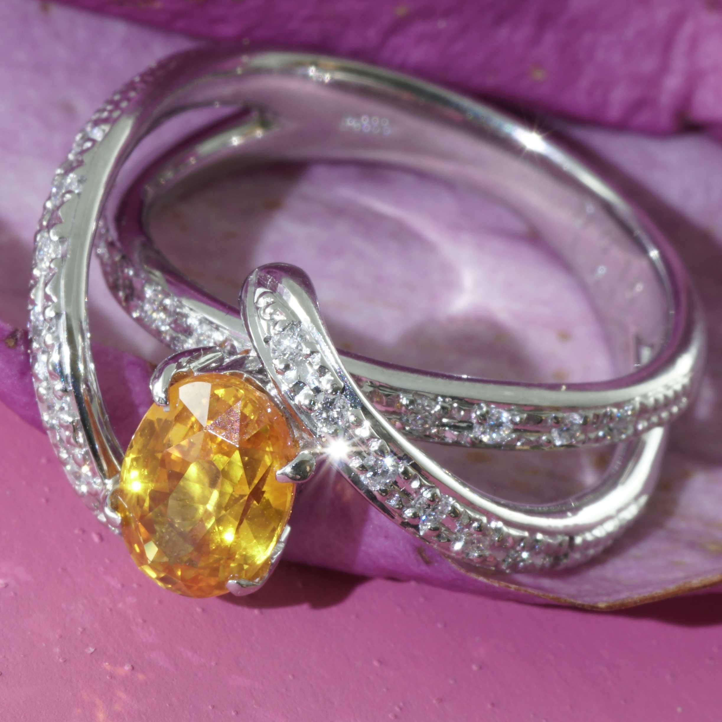  with a wonderful symbolic color (yellow stands for wealth), very lively charisma, a sapphire oval cut approx. 1.612 ct, purity, color distribution and brilliance very good, full cut diamonds total approx. 0.16 ct, W (white) / VS (very small