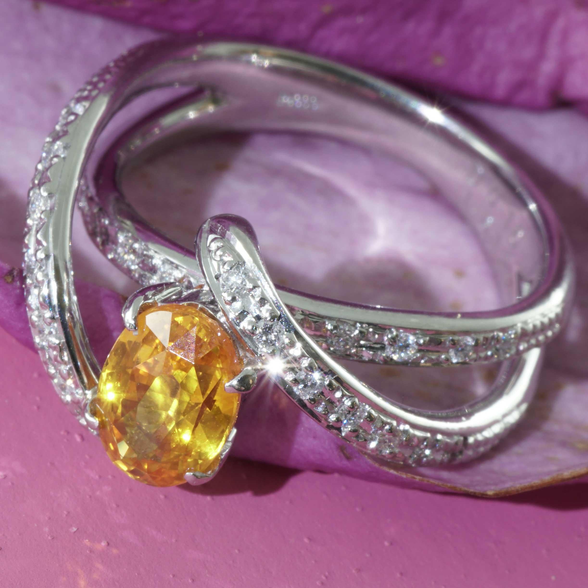  mit einer wunderbaren symbolischen Farbe (gelb steht für Reichtum), sehr lebendige Ausstrahlung, ein Saphir im Ovalschliff ca. 1,612 ct, Reinheit, Farbverteilung und Brillanz sehr gut, Vollschliffdiamanten insgesamt ca. 0,16 ct, W (weiß) / VS (sehr