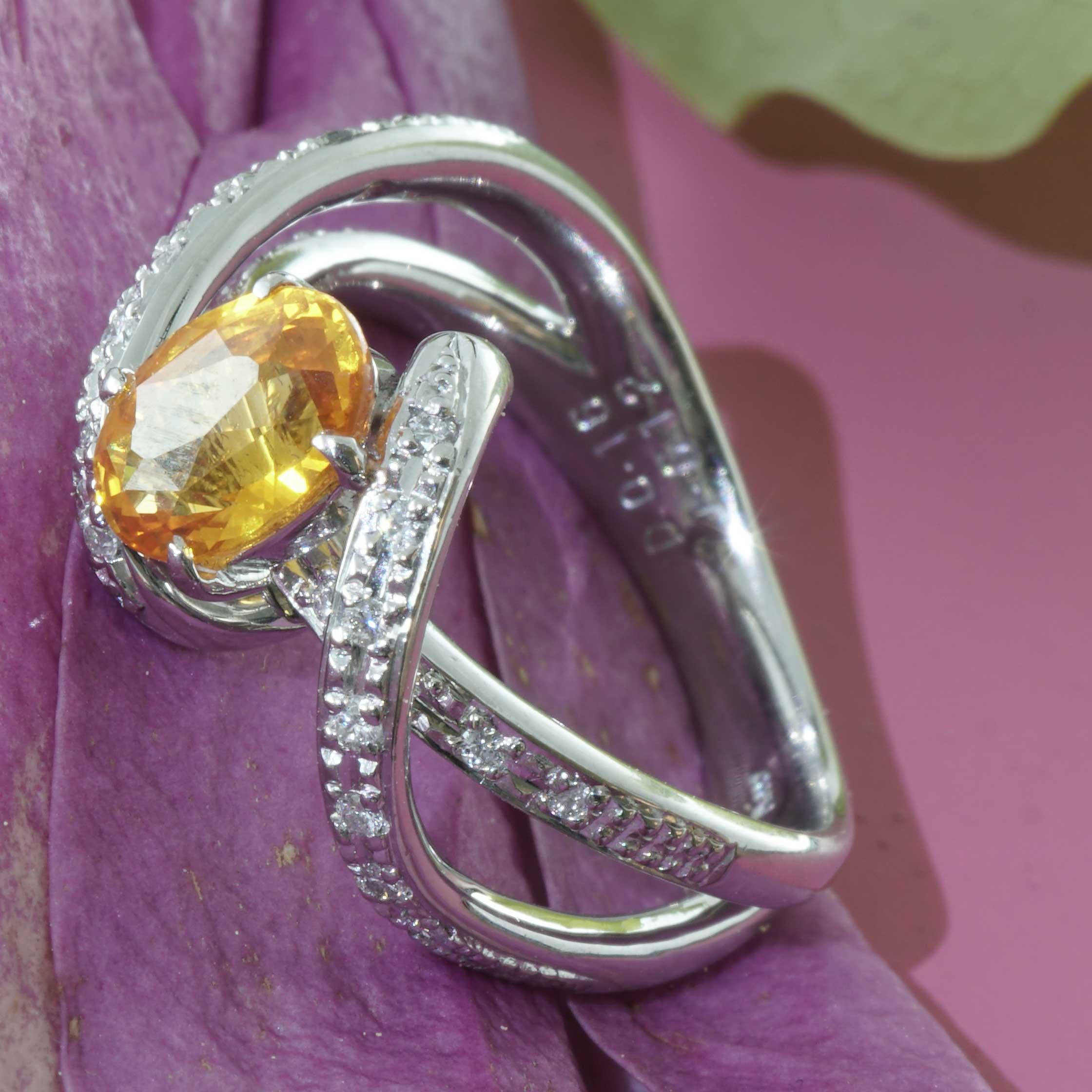 Modern 1.6 ct Yellow Saphire Brilliant Ring Platinum wonderful symbolic Color very good For Sale