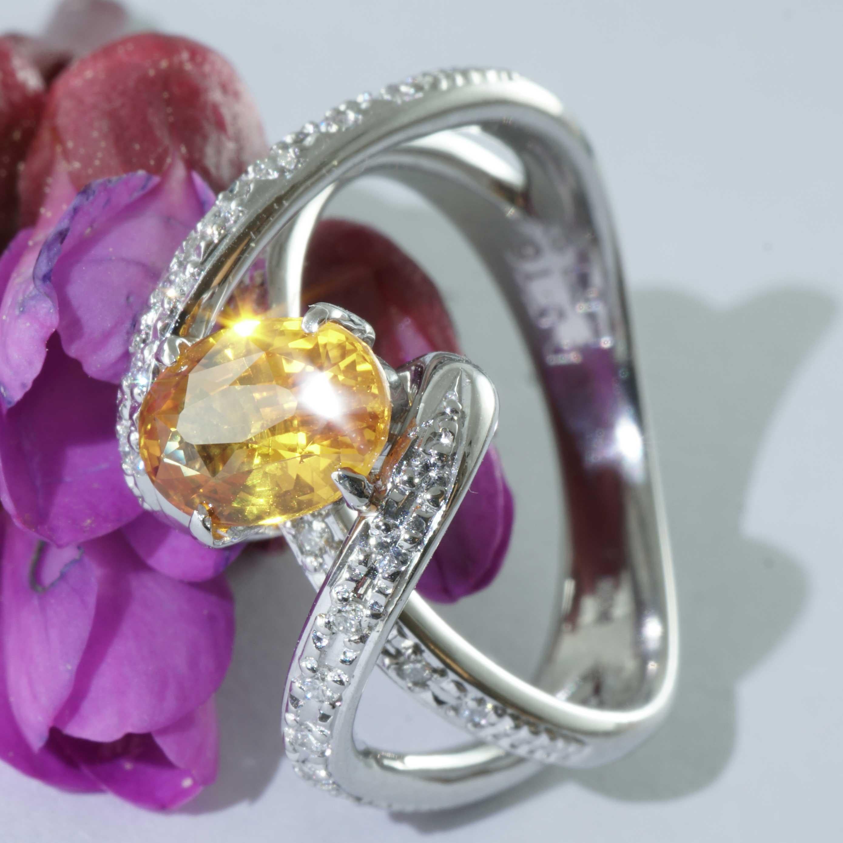 1.6 ct Yellow Saphire Brilliant Ring Platinum wonderful symbolic Color very good For Sale 1