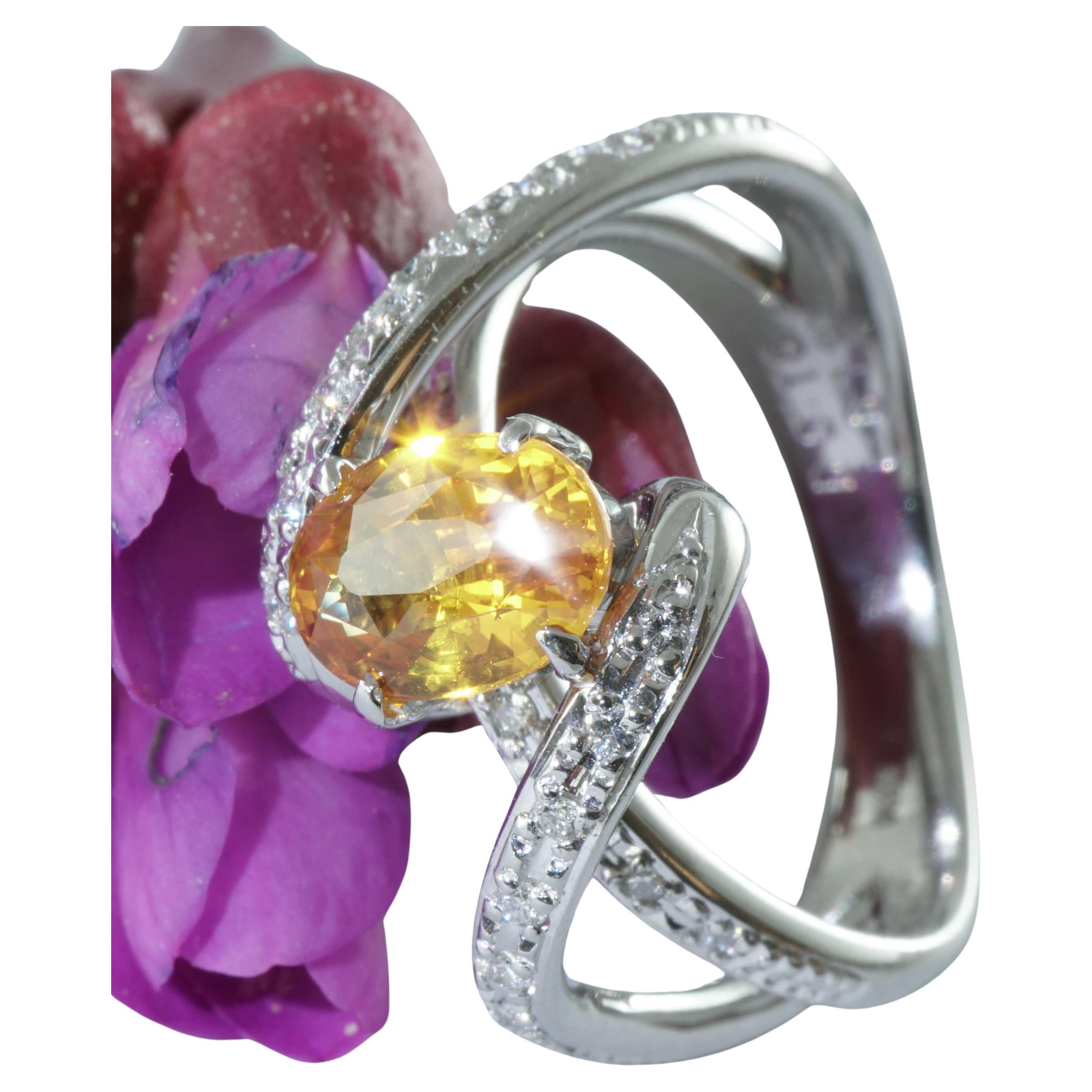 1.6 ct Yellow Saphire Brilliant Ring Platinum wonderful symbolic Color very good For Sale