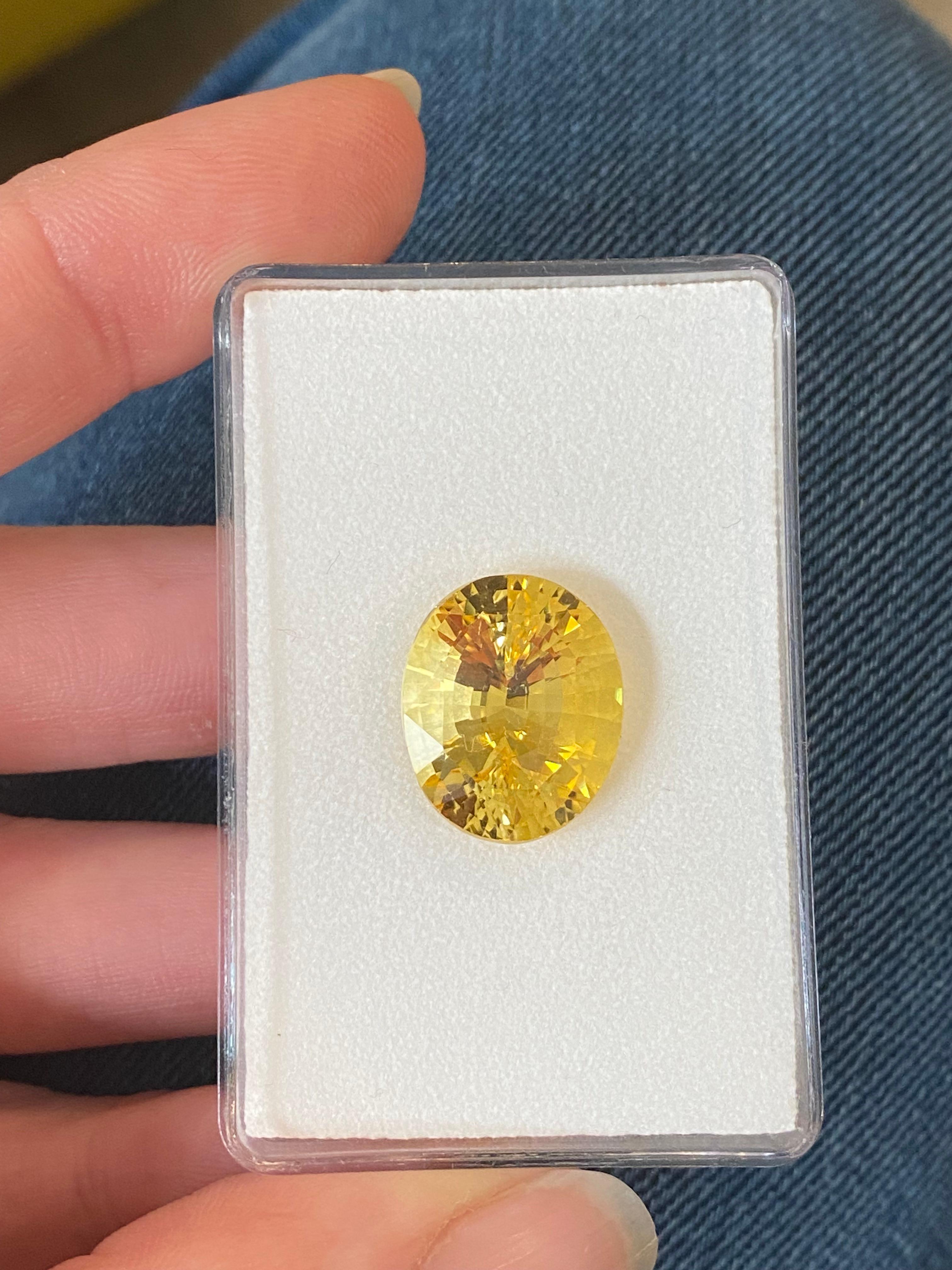Taille ovale Saphir jaune 17,74 carats en vente