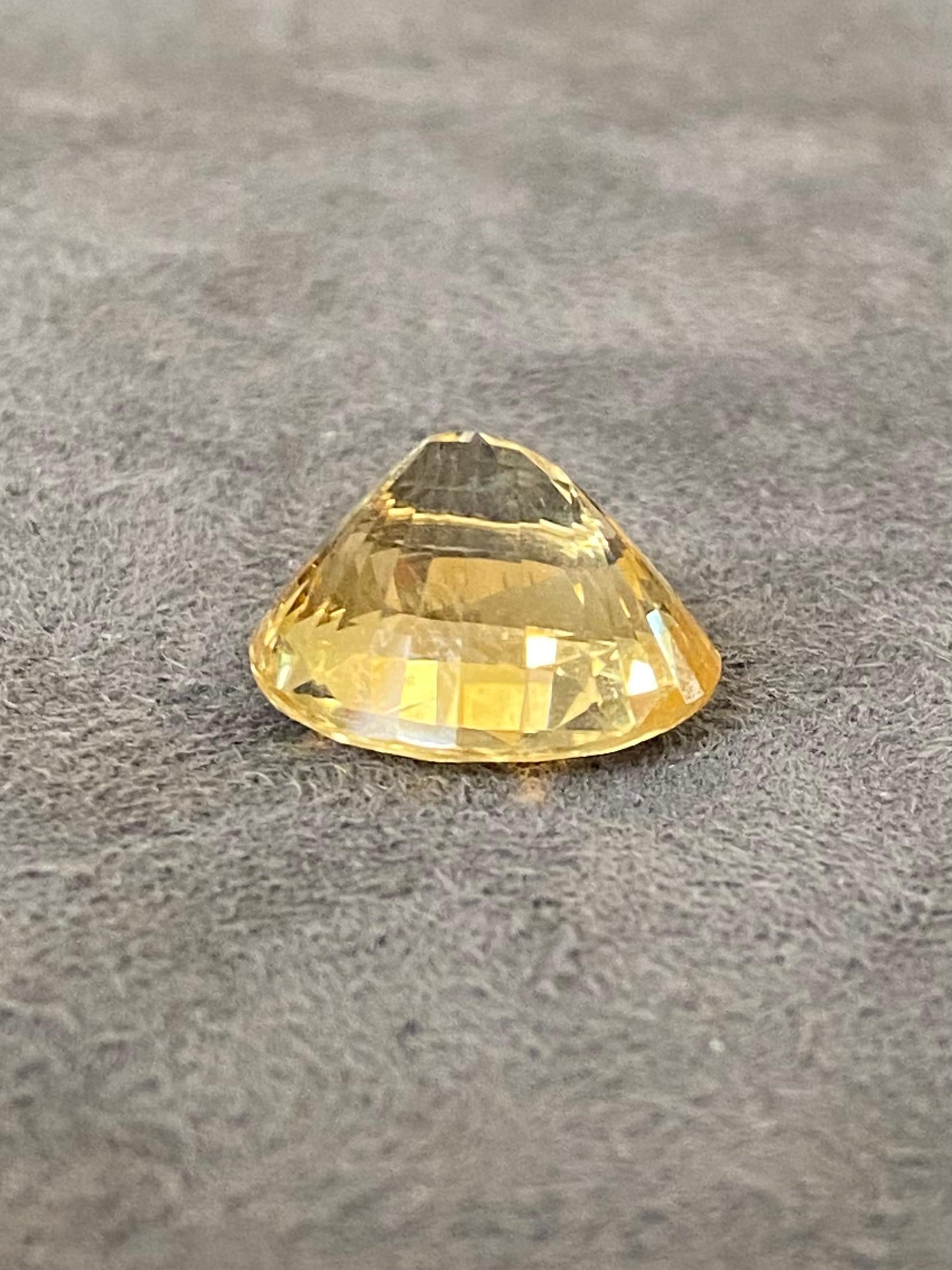 Women's or Men's Yellow Sapphire 17.74ct For Sale