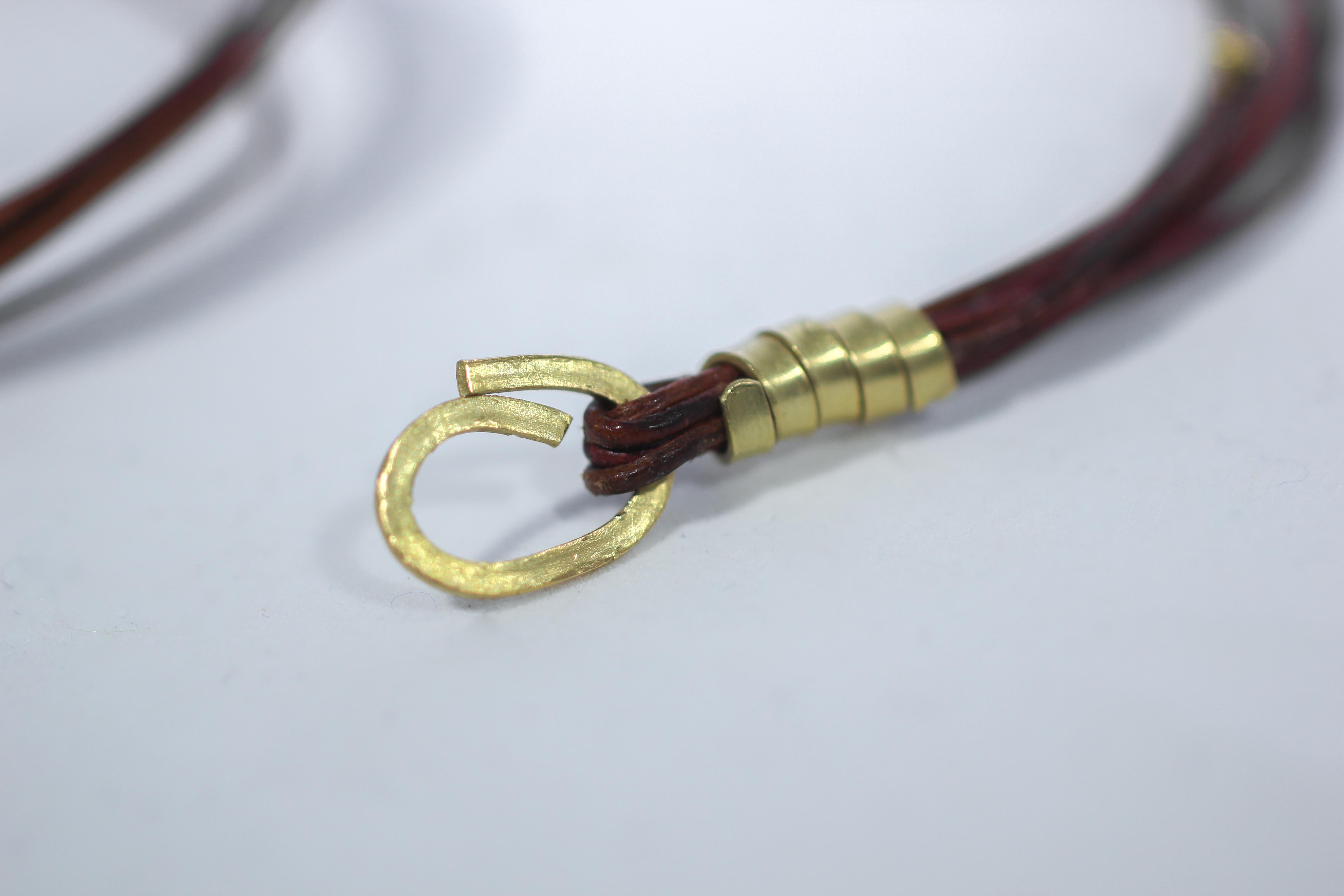 Gelber Saphir 18K Gold Figur Anhänger auf mehrreihigem Leder Choker Halskette im Angebot 4