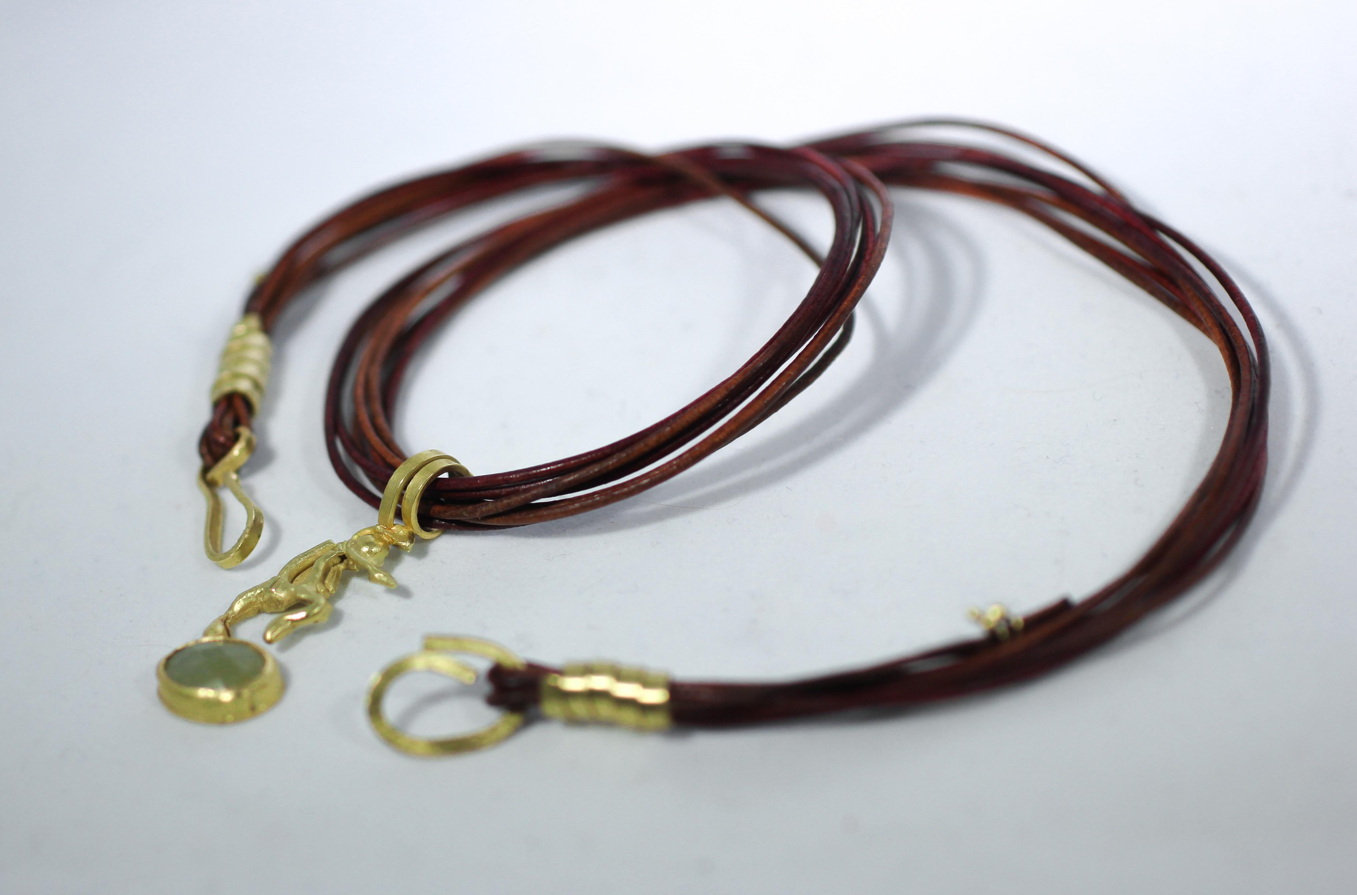 Gelber Saphir 18K Gold Figur Anhänger auf mehrreihigem Leder Choker Halskette im Angebot 5