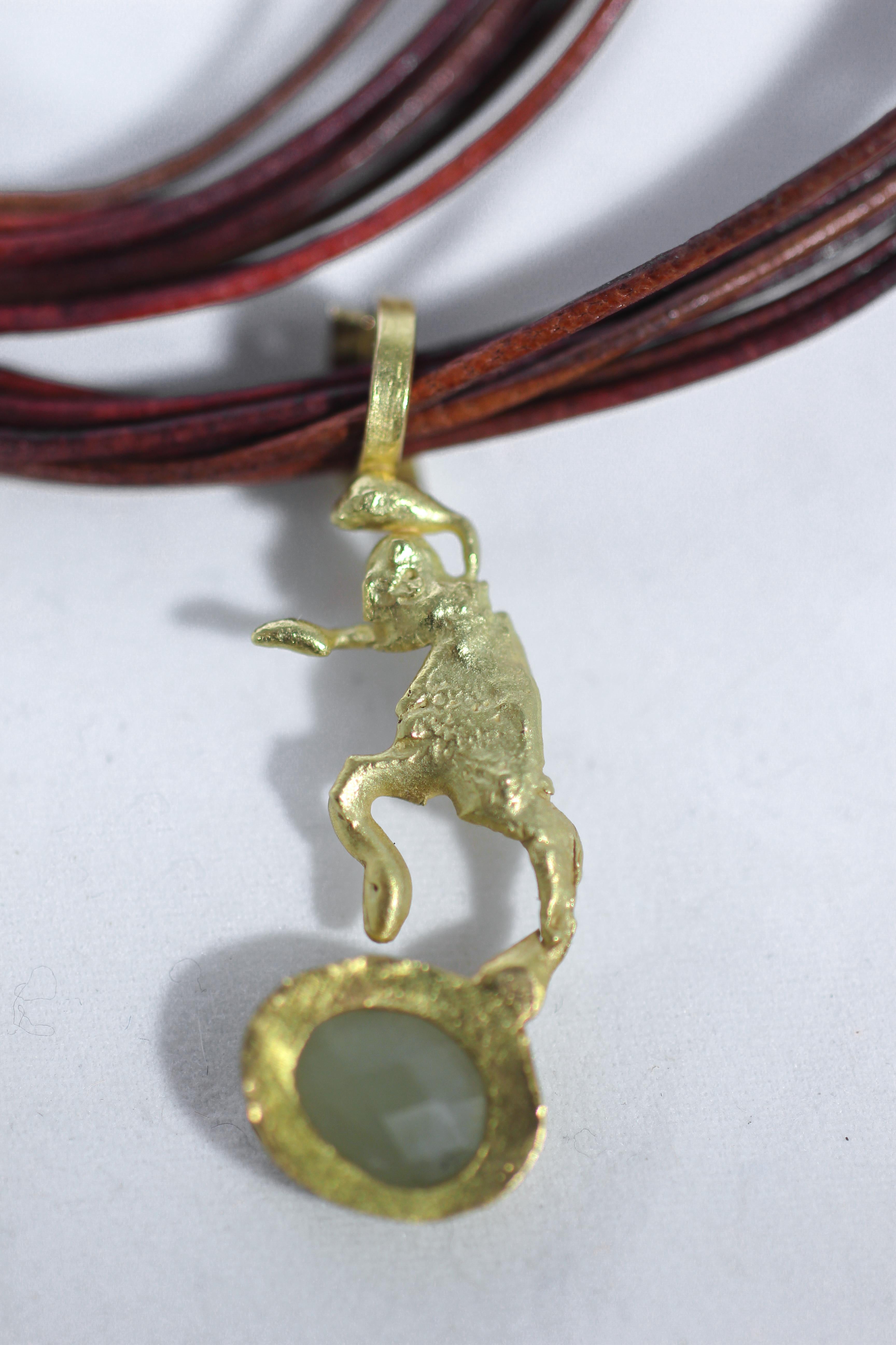 Gelber Saphir 18K Gold Figur Anhänger auf mehrreihigem Leder Choker Halskette im Angebot 6