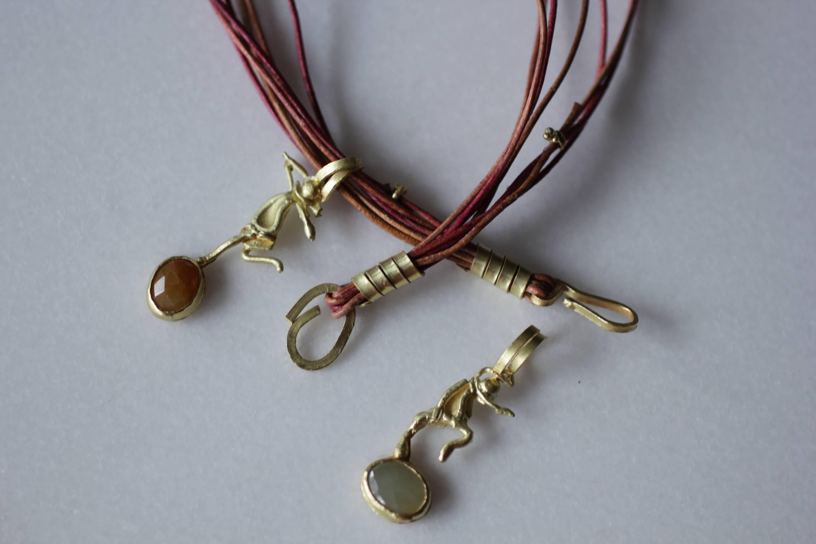 Gelber Saphir 18K Gold Figur Anhänger auf mehrreihigem Leder Choker Halskette im Angebot 11