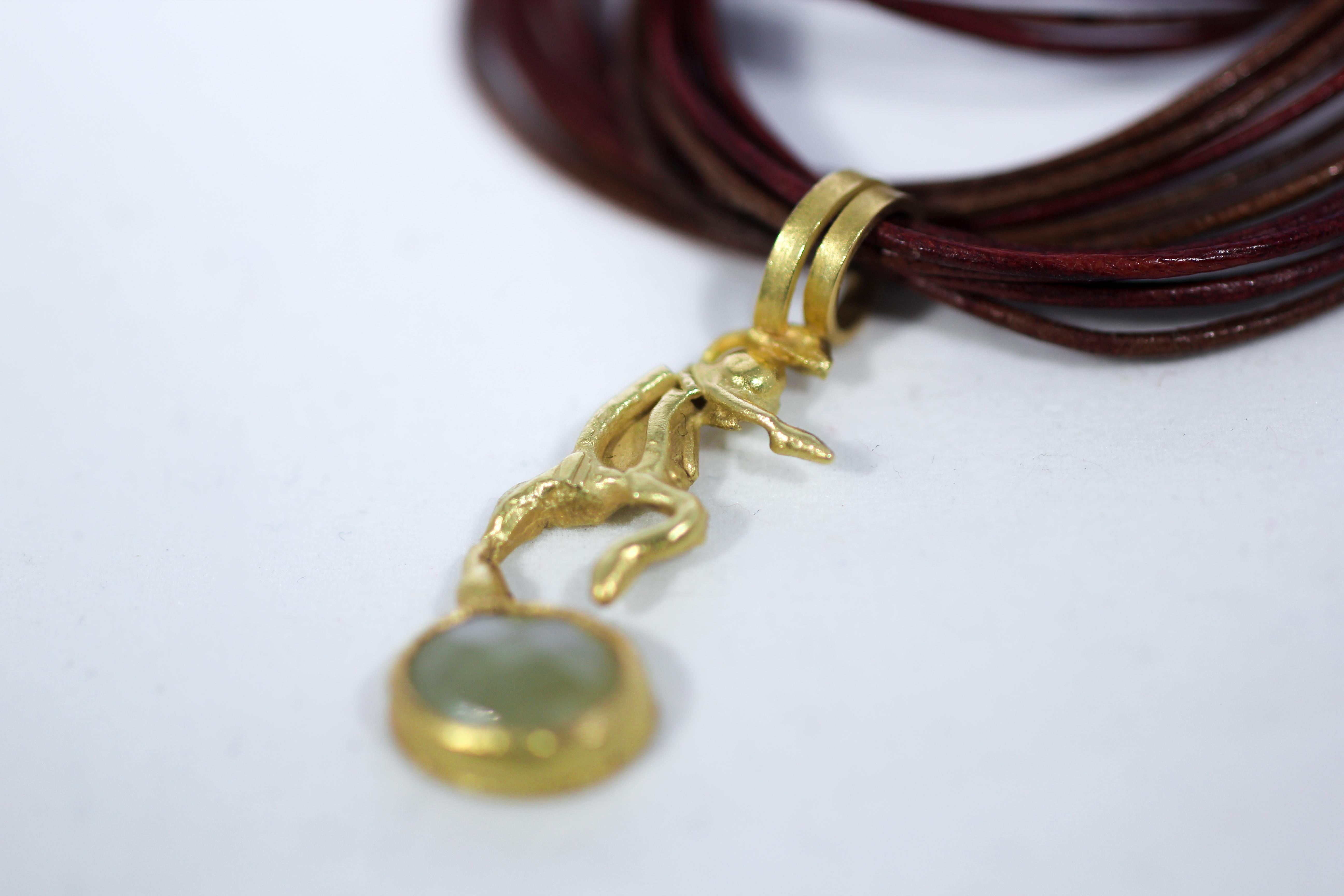 Gelber Saphir 18K Gold Figur Anhänger auf mehrreihigem Leder Choker Halskette (Zeitgenössisch) im Angebot