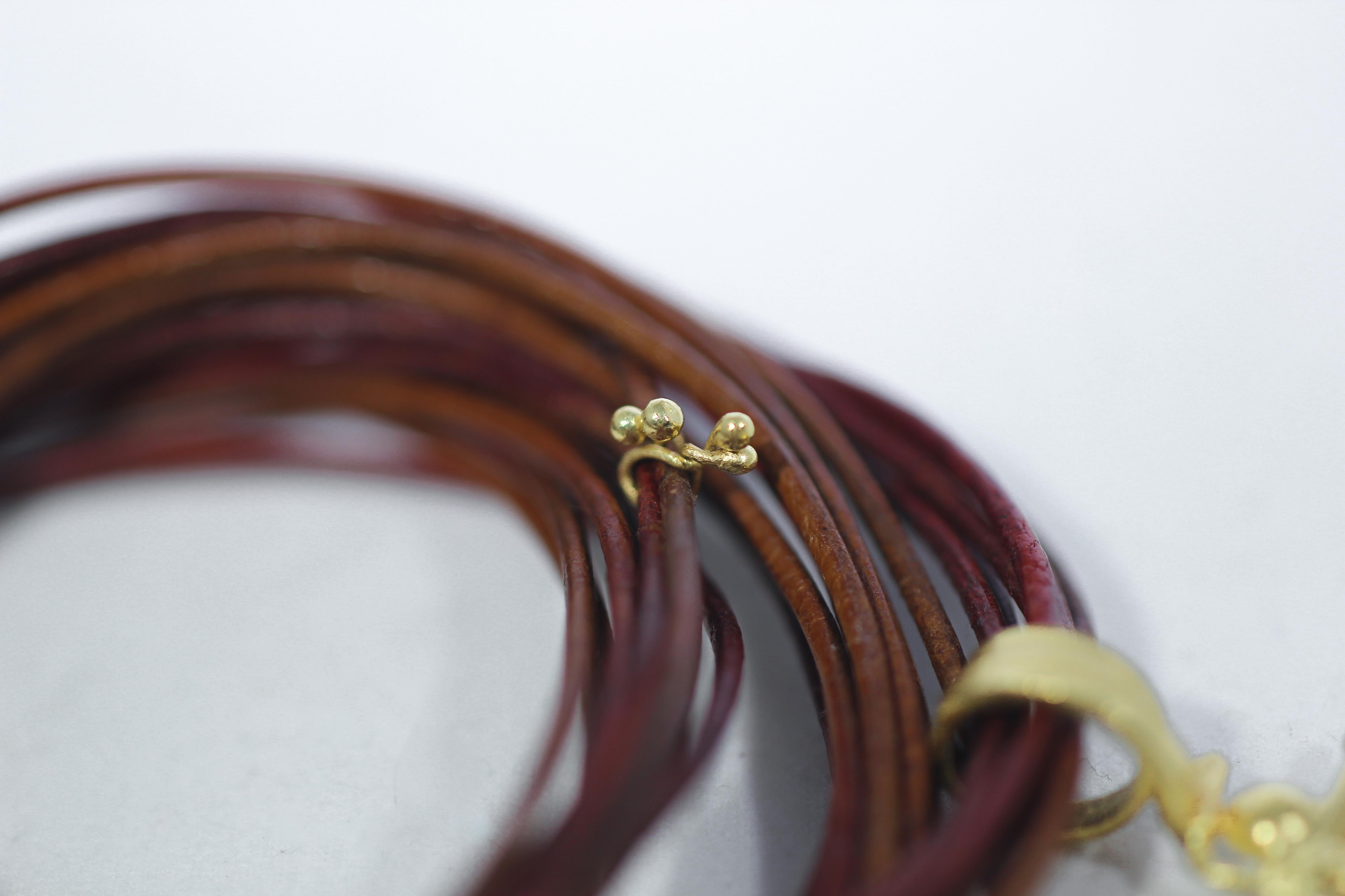 Gelber Saphir 18K Gold Figur Anhänger auf mehrreihigem Leder Choker Halskette (Ovalschliff) im Angebot