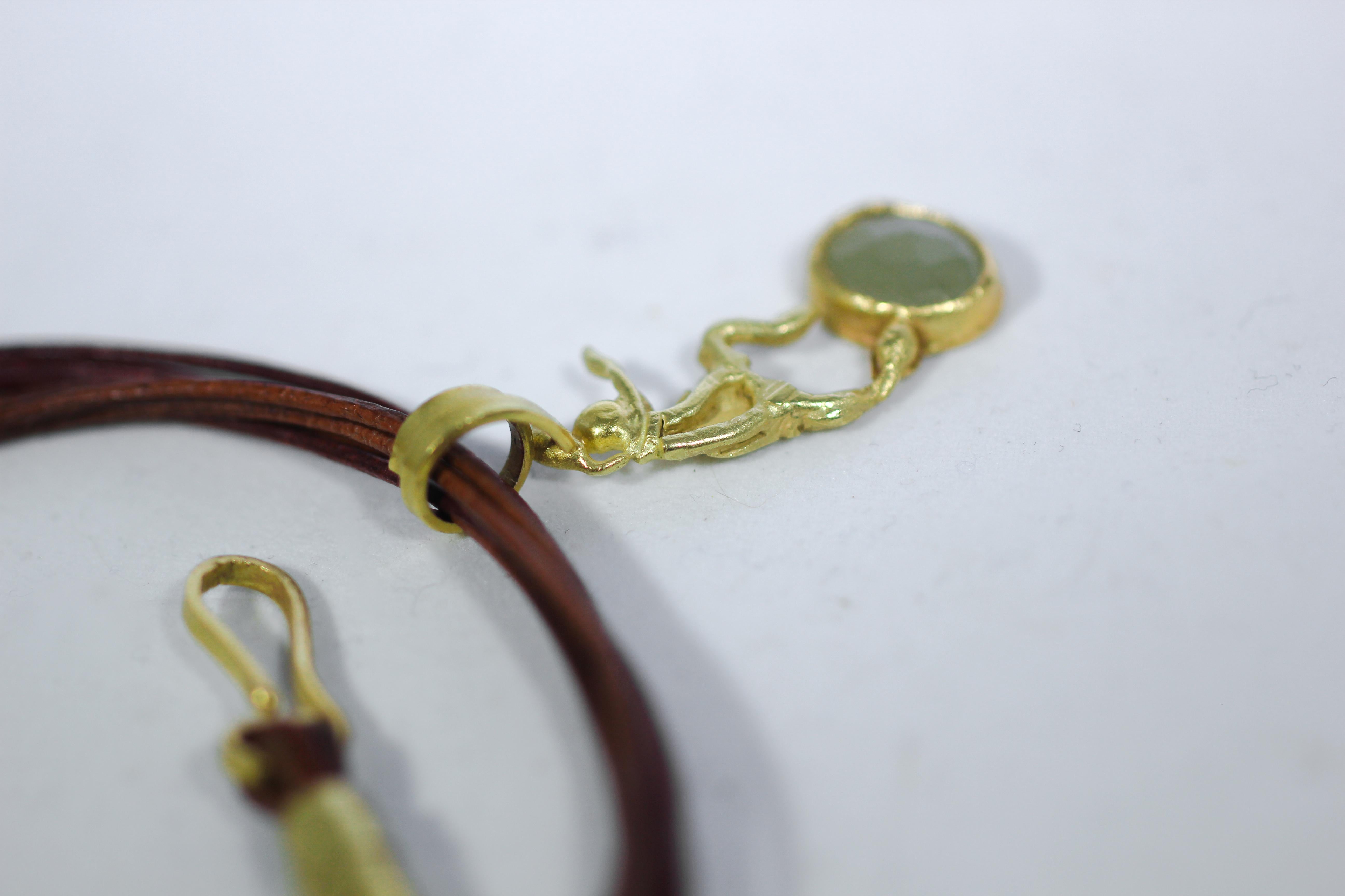 Gelber Saphir 18K Gold Figur Anhänger auf mehrreihigem Leder Choker Halskette für Damen oder Herren im Angebot