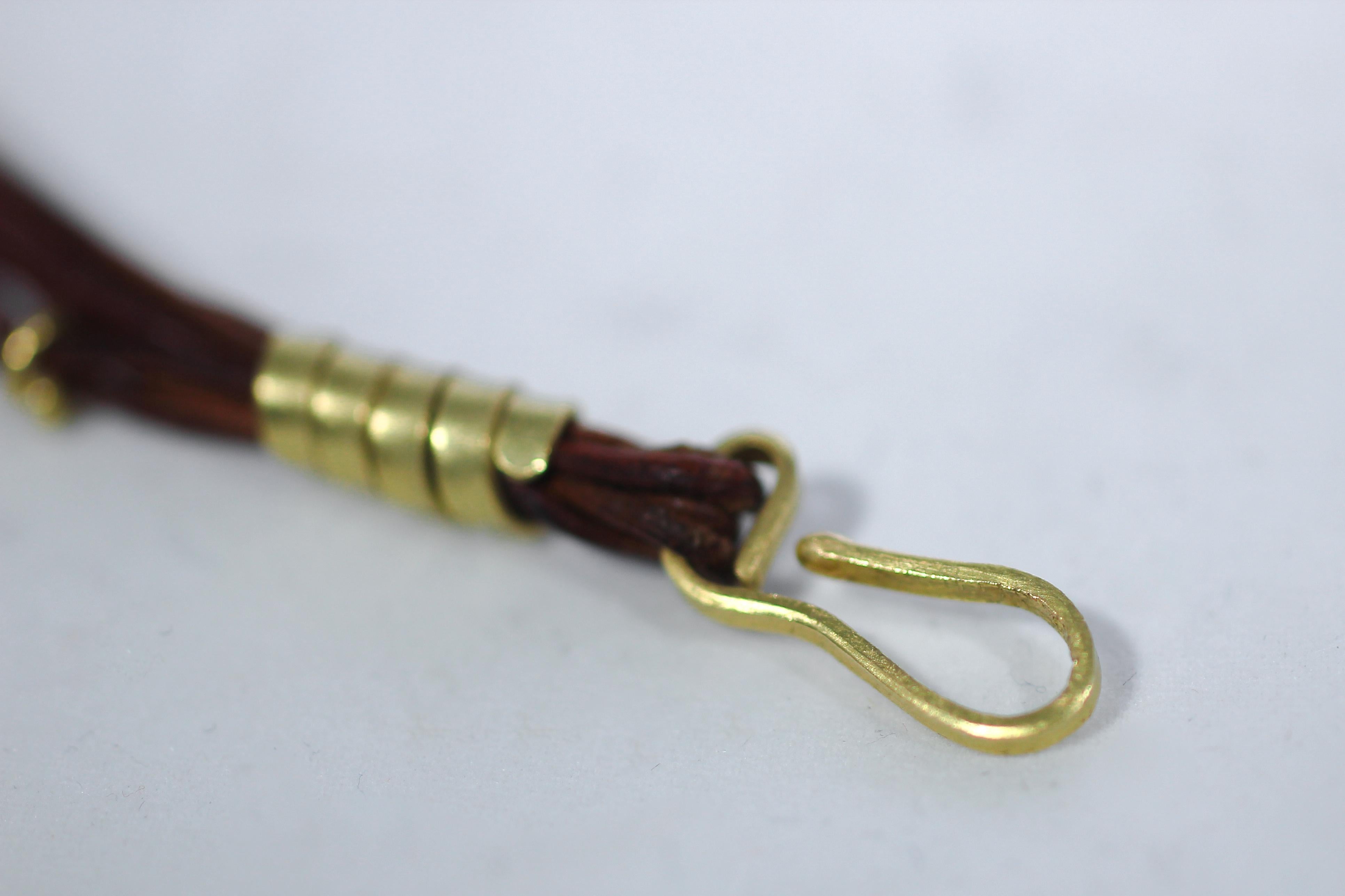 Gelber Saphir 18K Gold Figur Anhänger auf mehrreihigem Leder Choker Halskette im Angebot 3