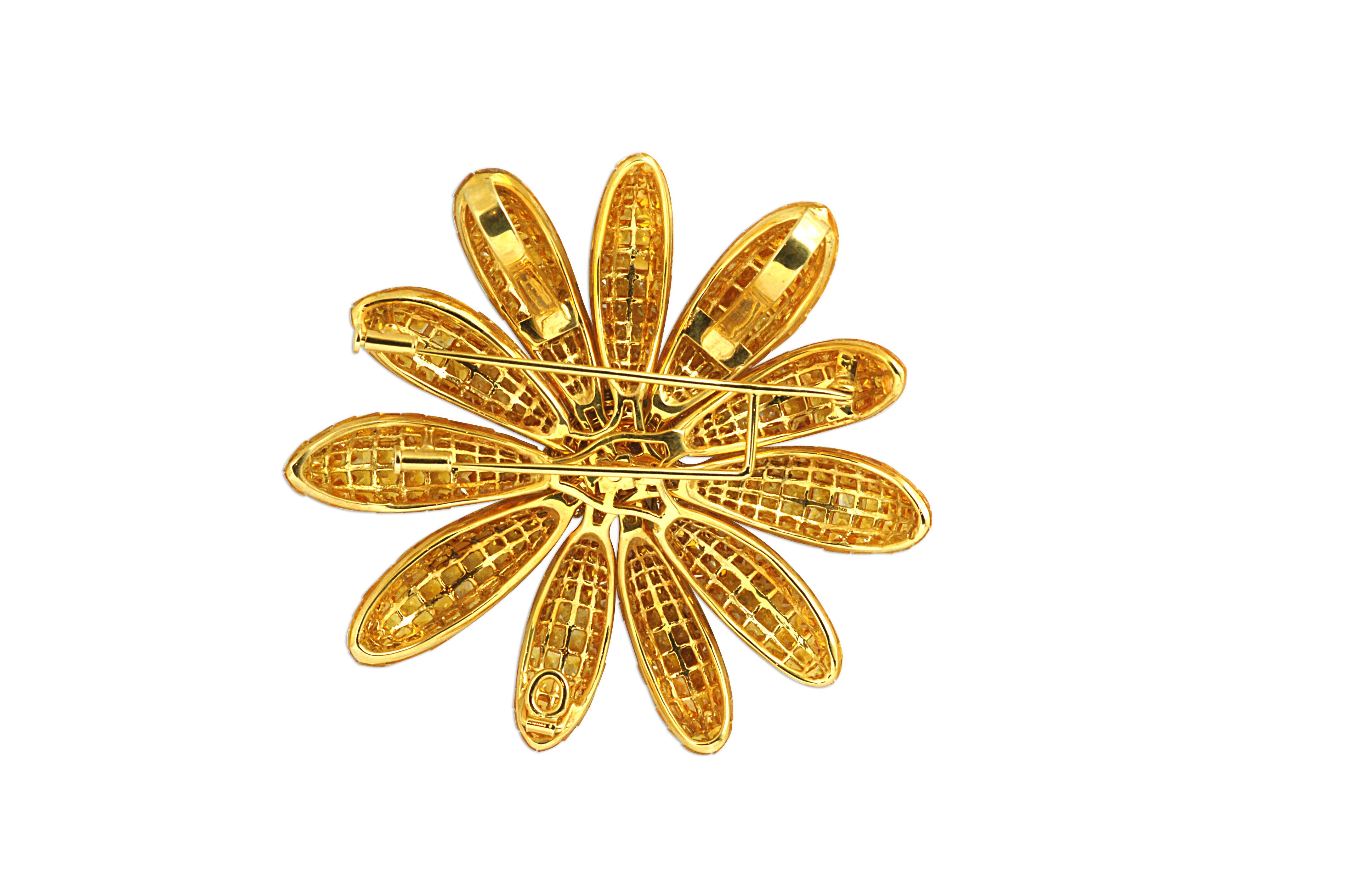 Blumenbrosche aus 18 Karat Gold mit gelbem Saphir und unsichtbarer Fassung mit Diamant  (Carréschliff) im Angebot