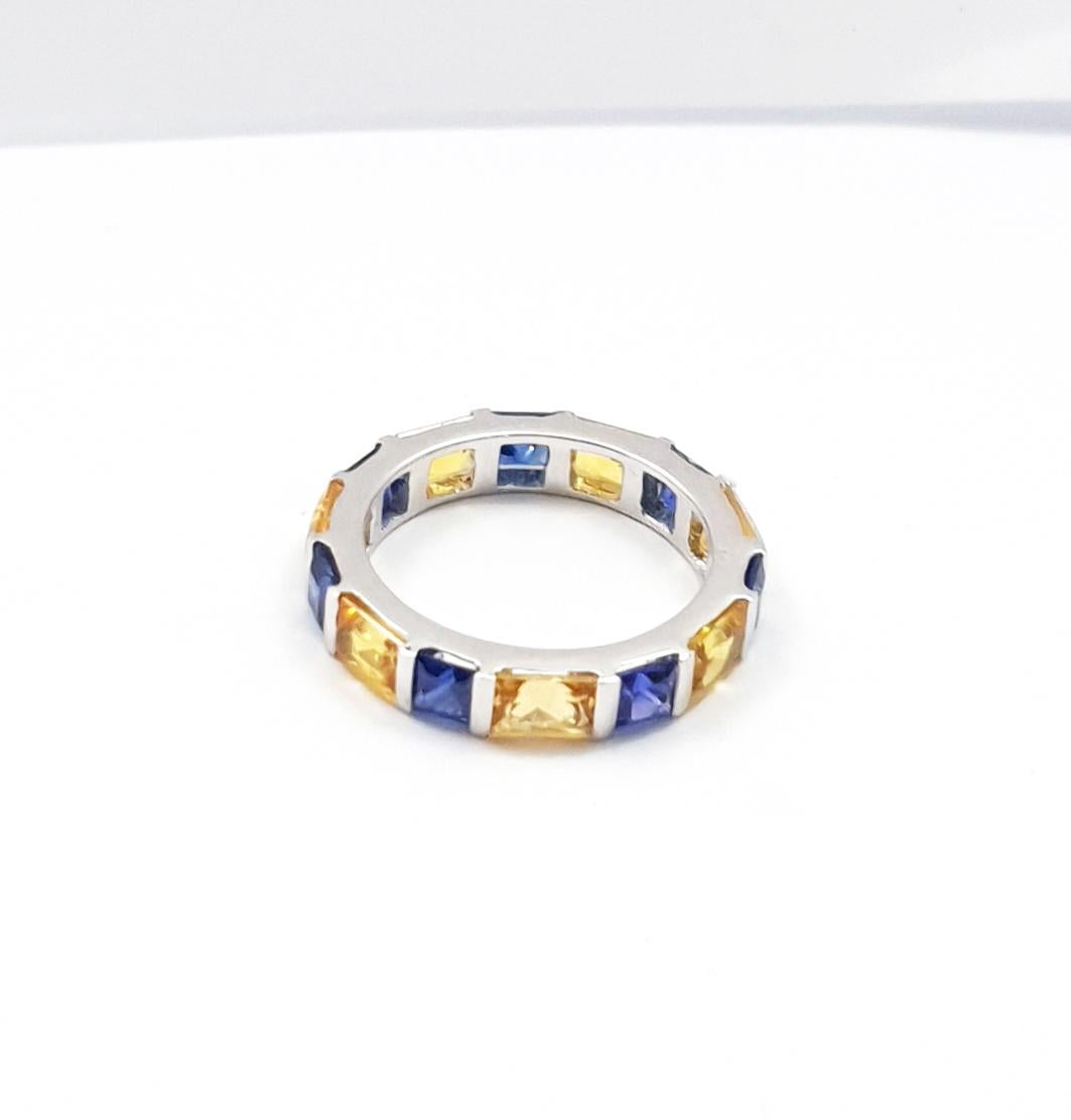 Ewigkeitsring mit gelbem und blauem Saphir in 18 Karat Weißgoldfassung im Angebot 7