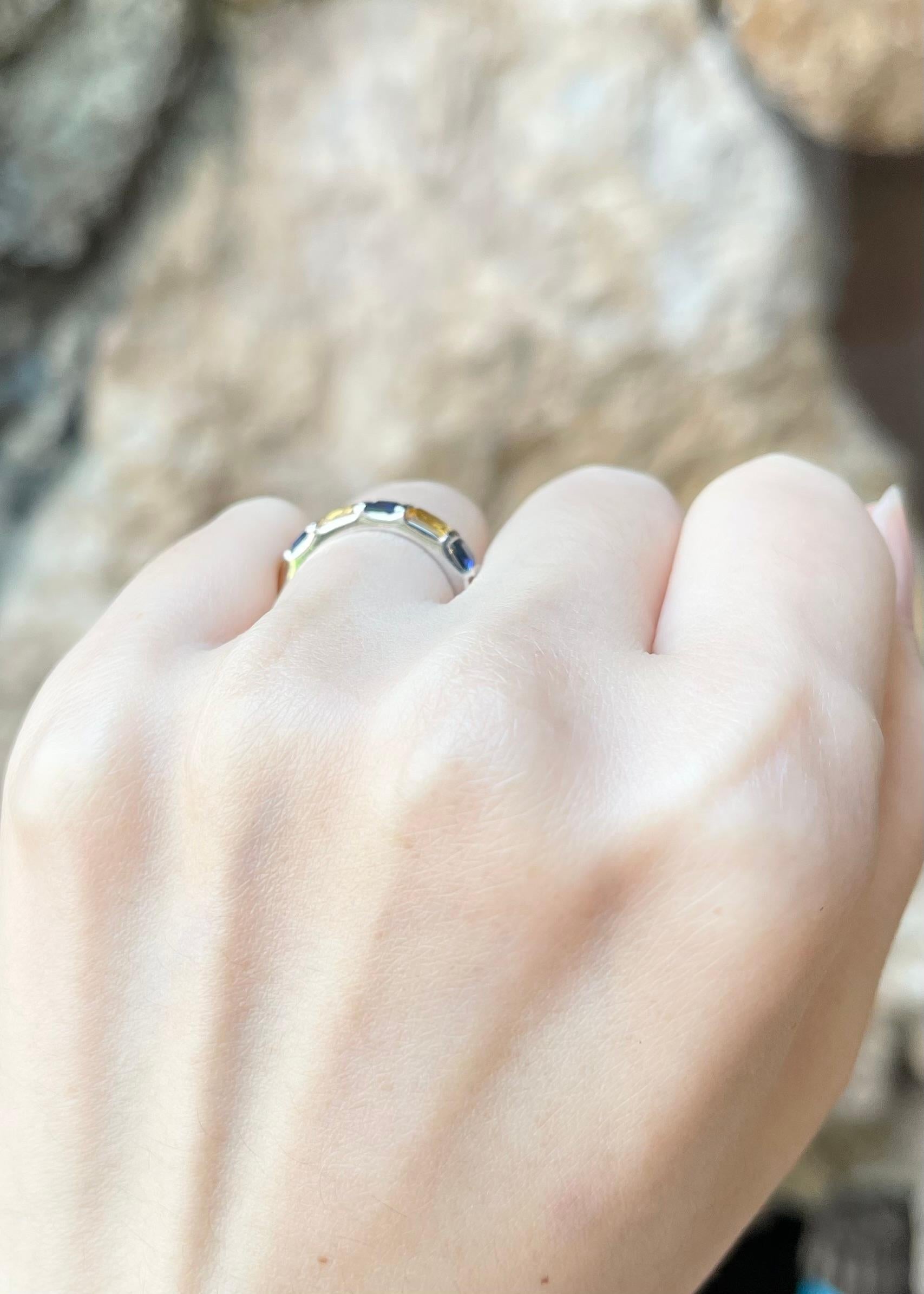 Ewigkeitsring mit gelbem und blauem Saphir in 18 Karat Weißgoldfassung (Zeitgenössisch) im Angebot
