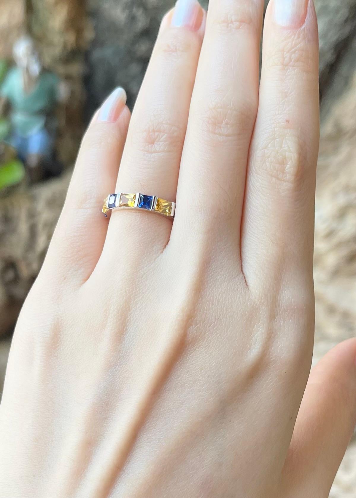 Ewigkeitsring mit gelbem und blauem Saphir in 18 Karat Weißgoldfassung im Zustand „Neu“ im Angebot in Bangkok, TH