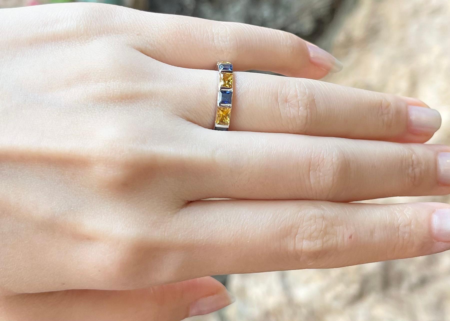 Ewigkeitsring mit gelbem und blauem Saphir in 18 Karat Weißgoldfassung für Damen oder Herren im Angebot