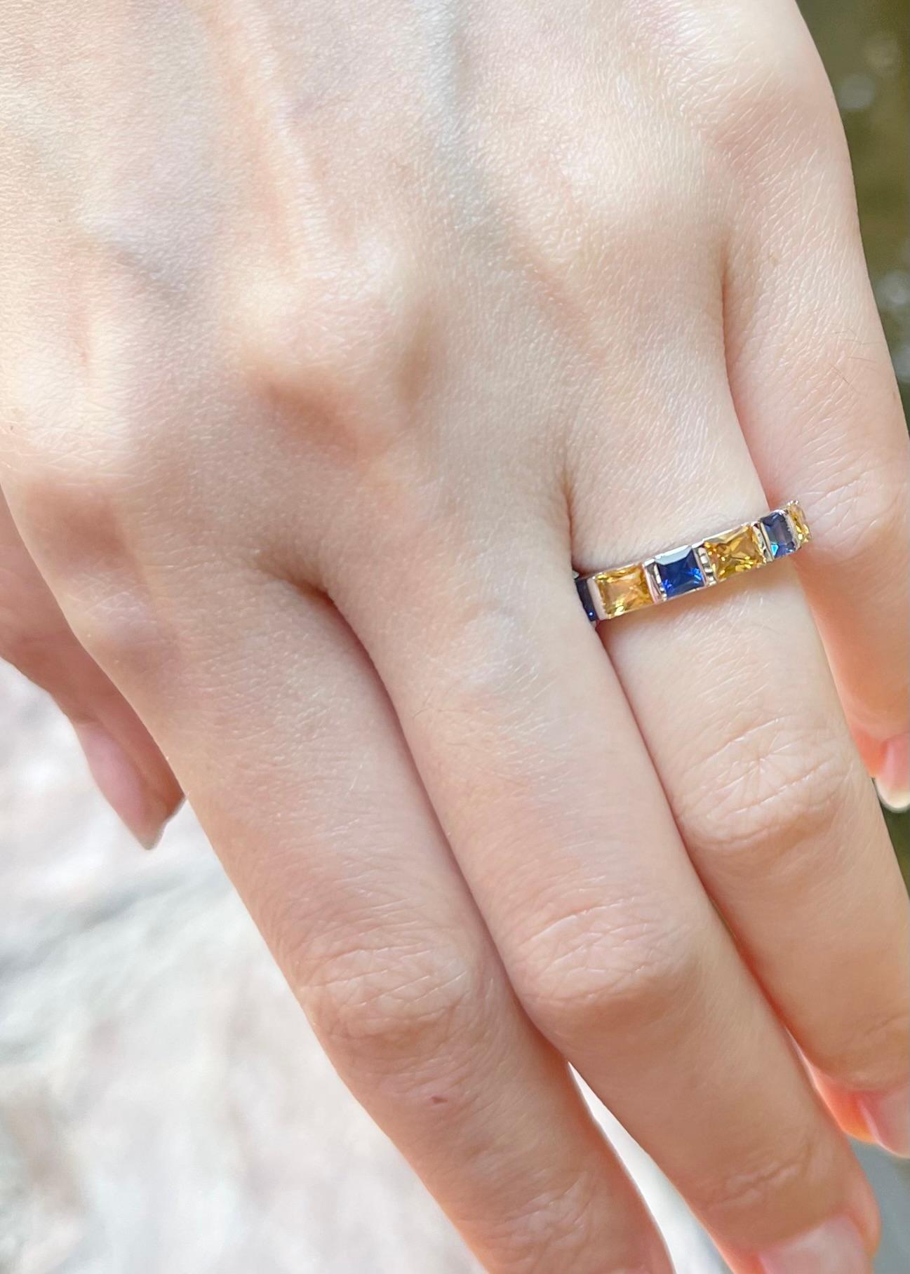 Ewigkeitsring mit gelbem und blauem Saphir in 18 Karat Weißgoldfassung im Angebot 1