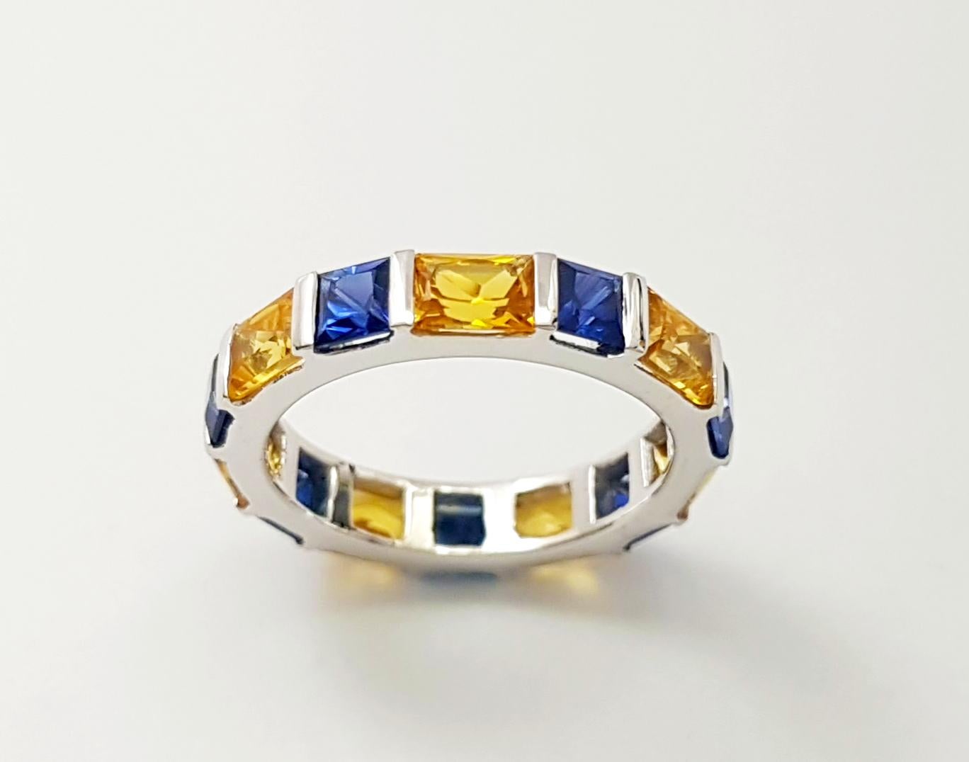 Ewigkeitsring mit gelbem und blauem Saphir in 18 Karat Weißgoldfassung im Angebot 2