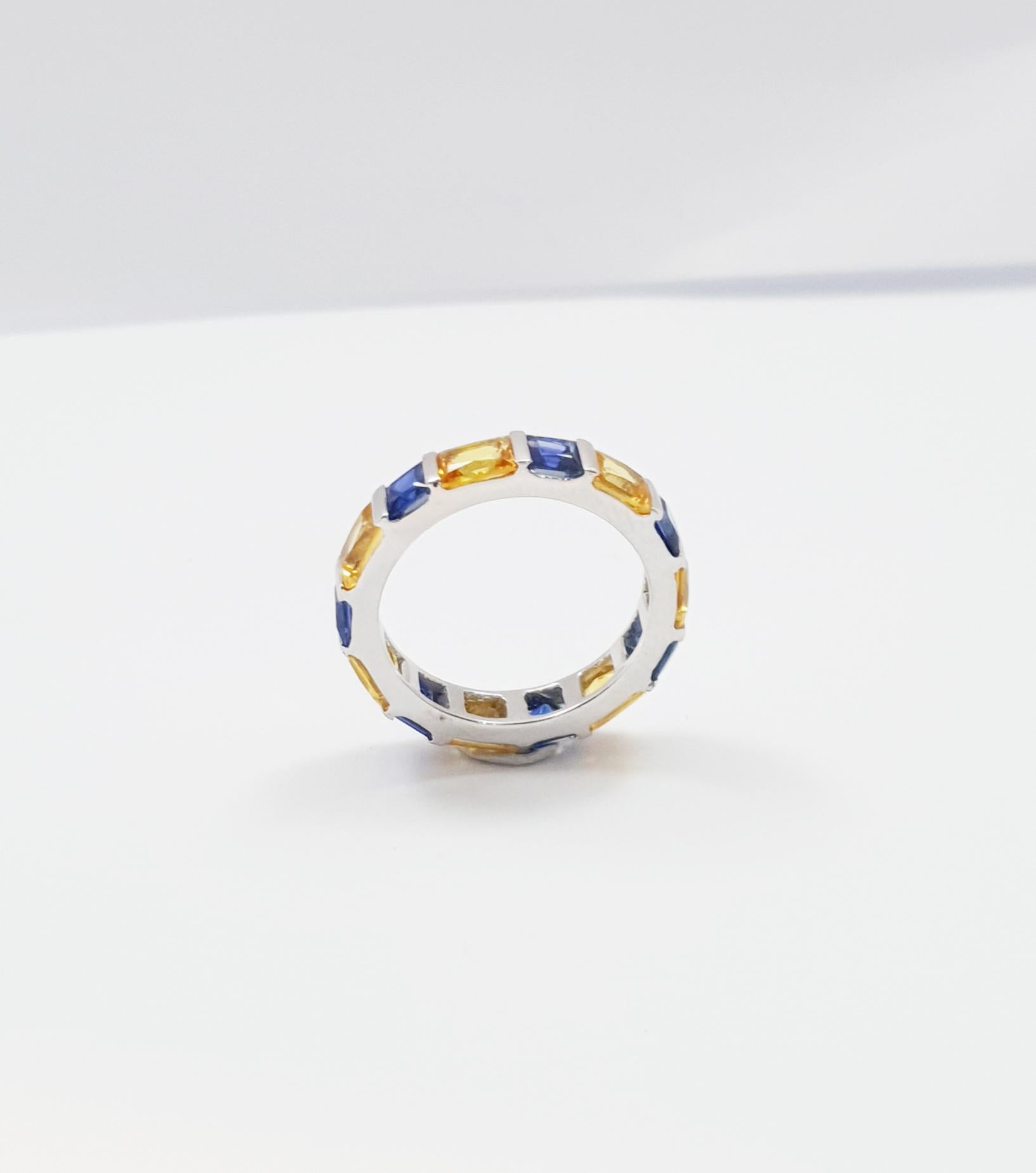 Ewigkeitsring mit gelbem und blauem Saphir in 18 Karat Weißgoldfassung im Angebot 3