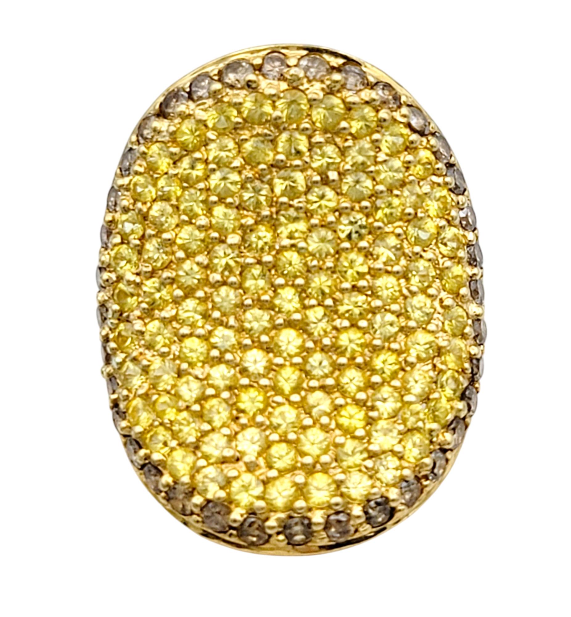 Taille de l'anneau : 7.75

Rayonnez d'une sophistication audacieuse avec cette extraordinaire bague en or jaune 18 carats, une véritable œuvre d'art qui mêle couleurs vibrantes et texture luxueuse. La bague est gracieusement incurvée et ornée d'un