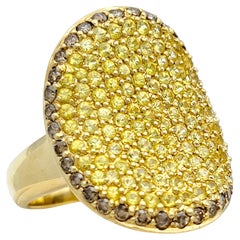 Anello cocktail concavo con zaffiro giallo e diamante marrone in oro giallo 18 carati