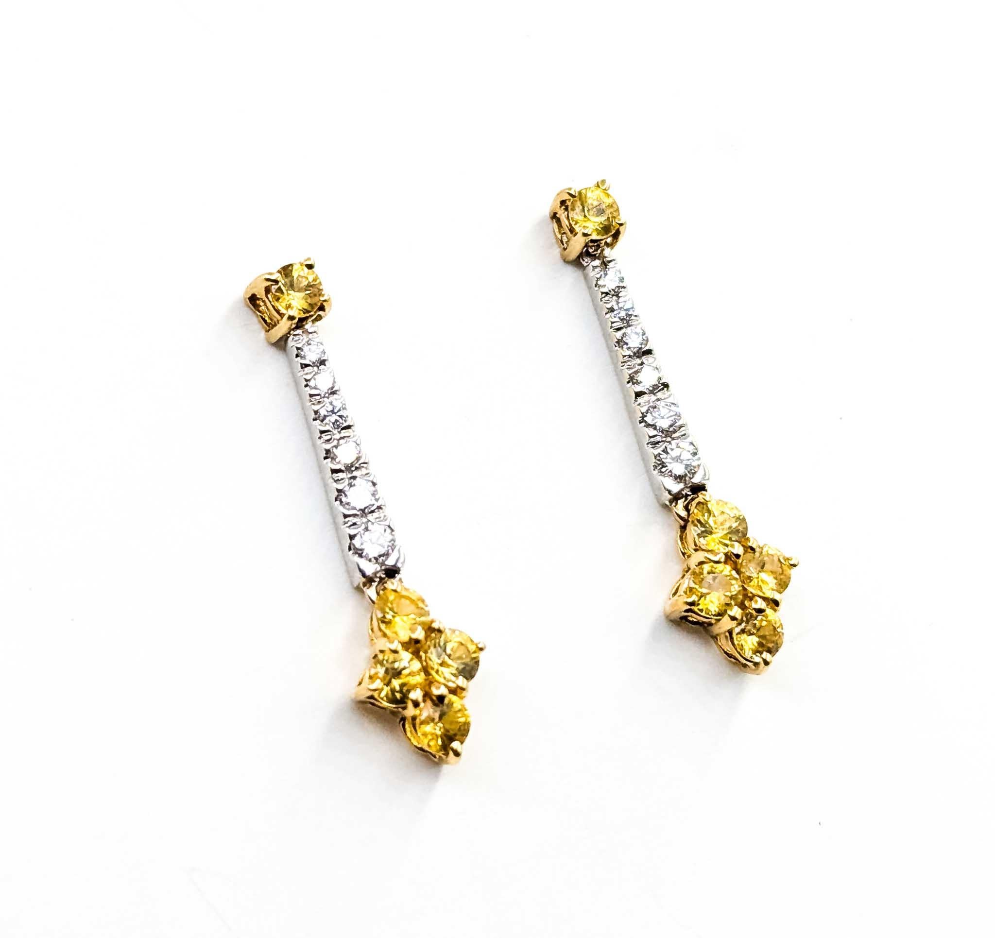 Pendientes Colgantes Zafiro Amarillo y Diamante Oro 14kt

Te presentamos estos exquisitos pendientes colgantes de zafiro amarillo y diamantes elaborados en oro de 14 quilates, diseñados para cautivar con su brillante elegancia. Estos pendientes