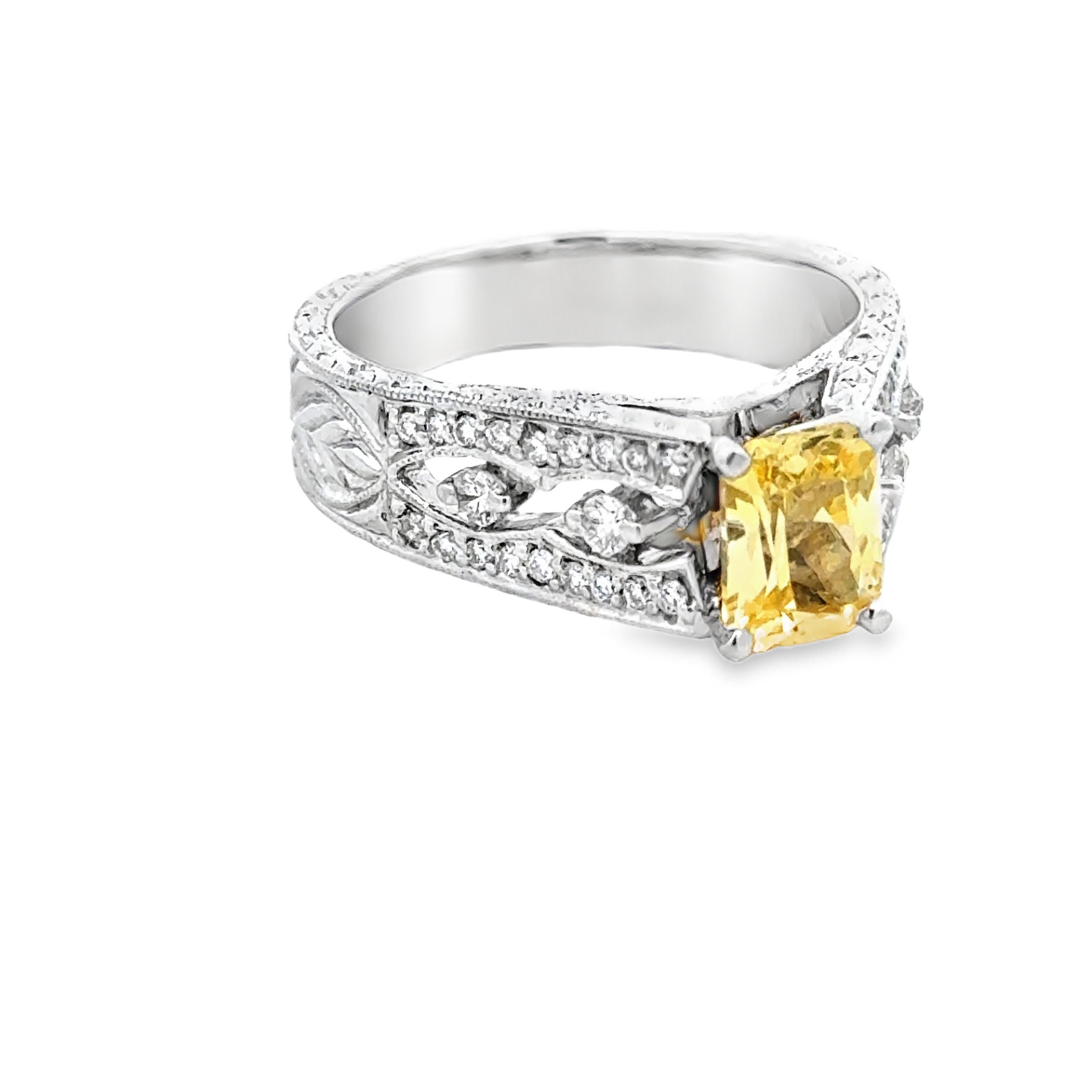 Cette élégante bague est ornée d'un magnifique saphir jaune émeraude de 1,32 carat, serti dans un luxueux or blanc 18 carats. Combinaison parfaite de couleur et de sophistication, cette bague ne manquera pas de faire parler d'elle. Faites une