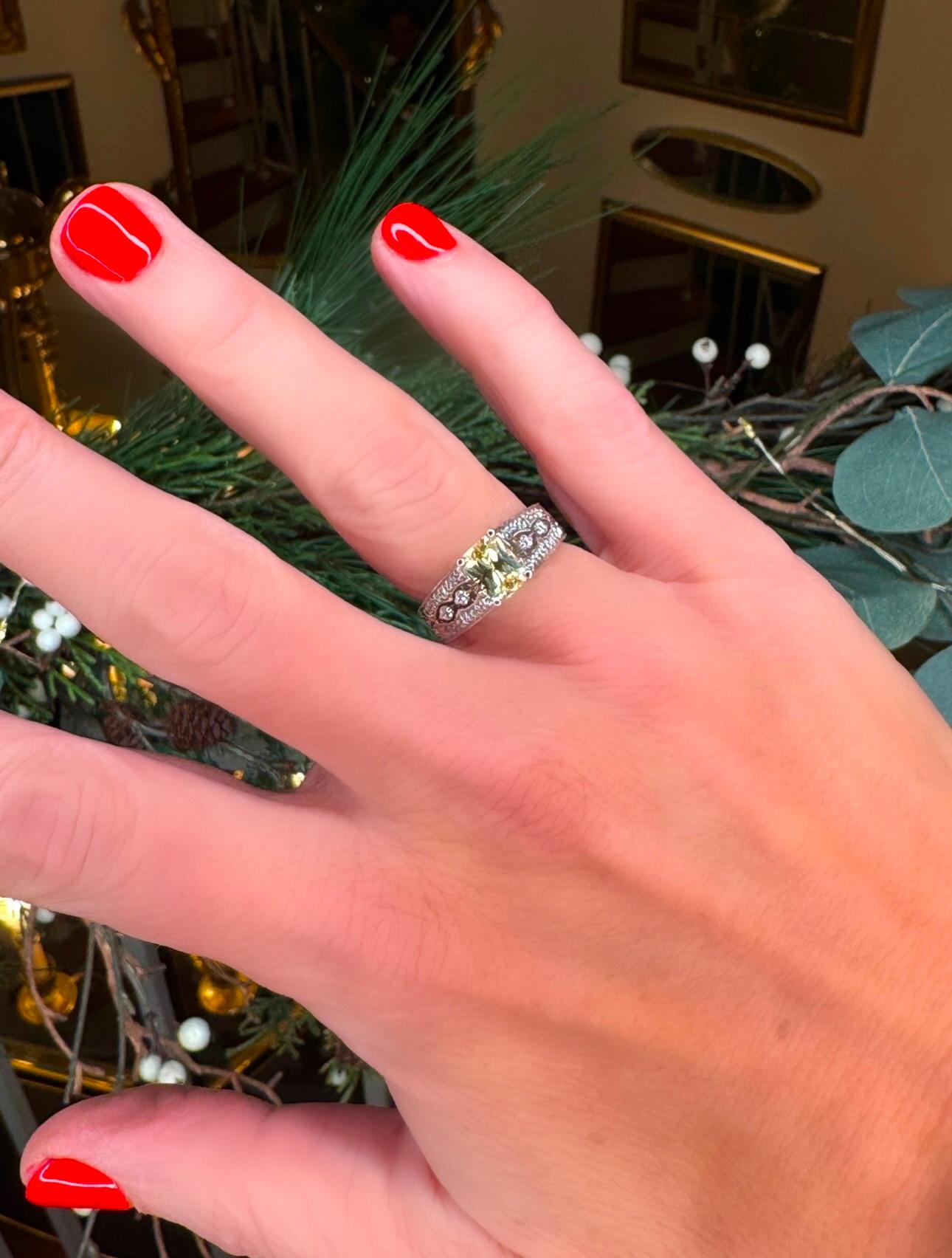 Moderne Bague vintage en or blanc 18 carats avec saphir jaune et diamants en vente