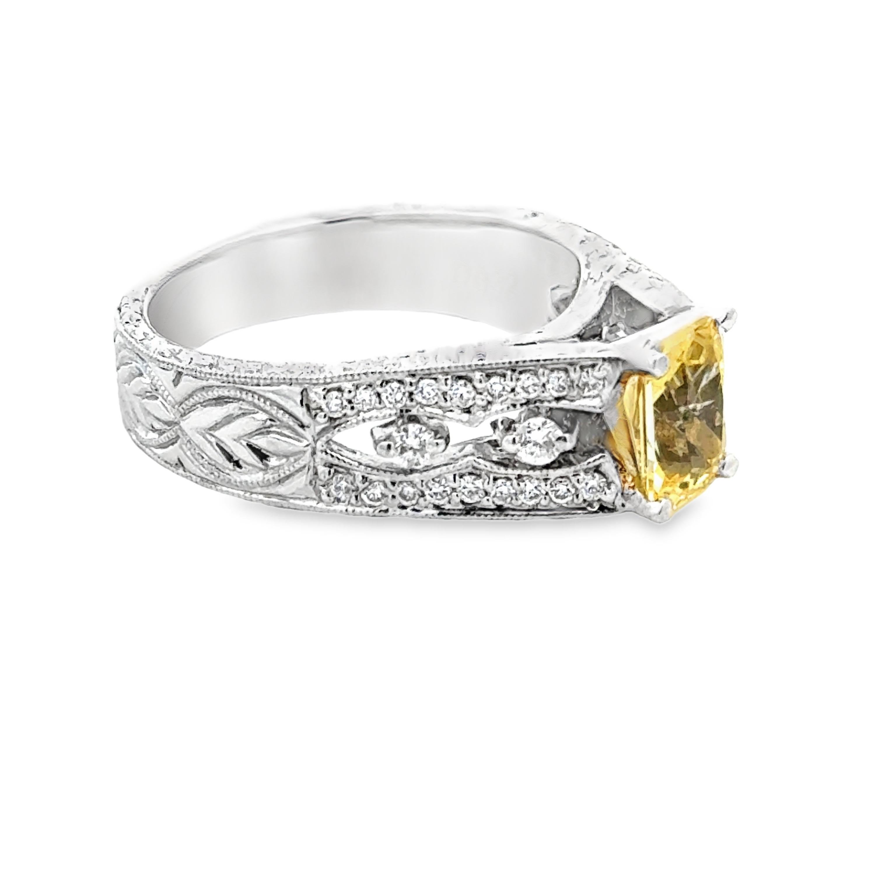 Taille émeraude Bague vintage en or blanc 18 carats avec saphir jaune et diamants en vente