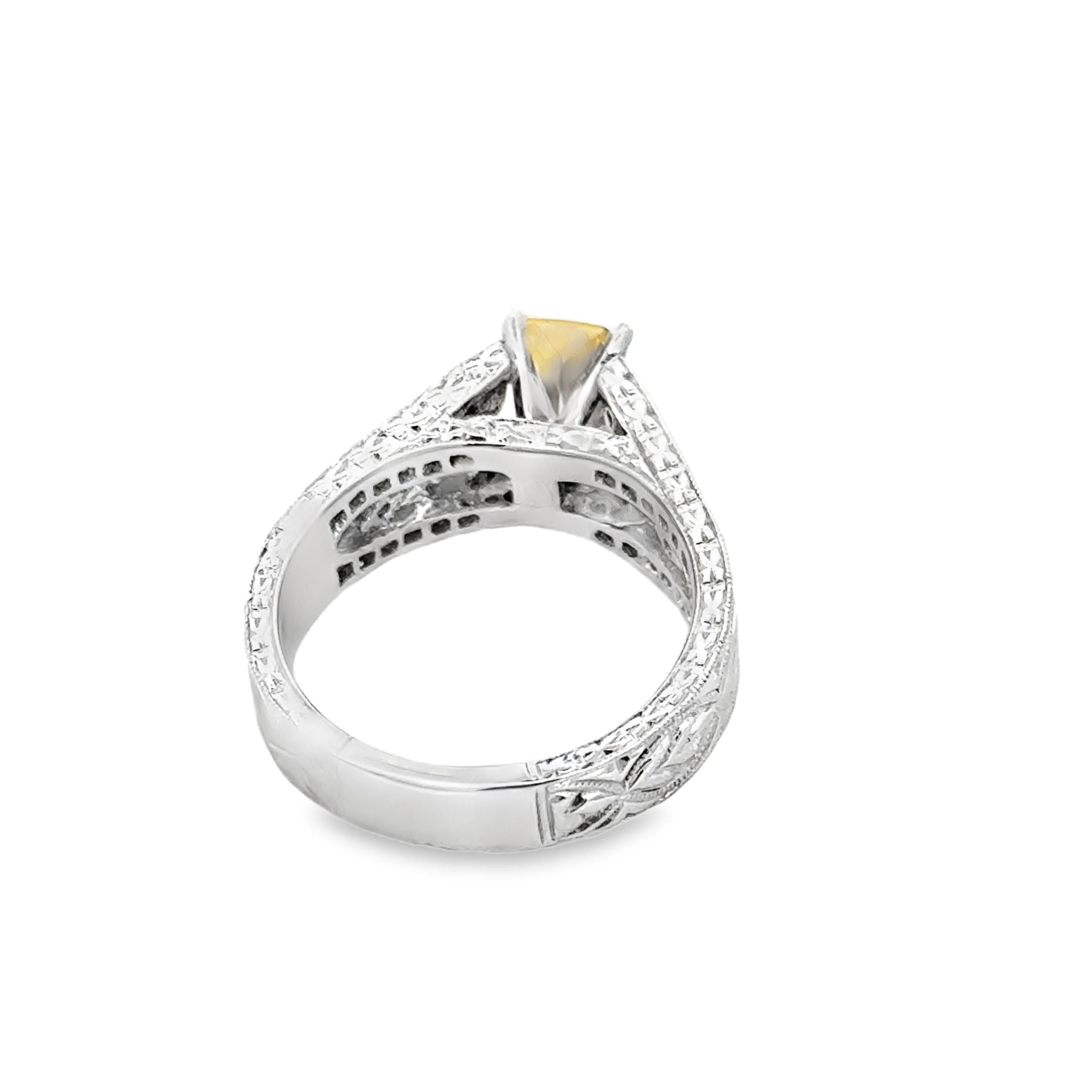 Bague vintage en or blanc 18 carats avec saphir jaune et diamants Bon état - En vente à Derby, NY