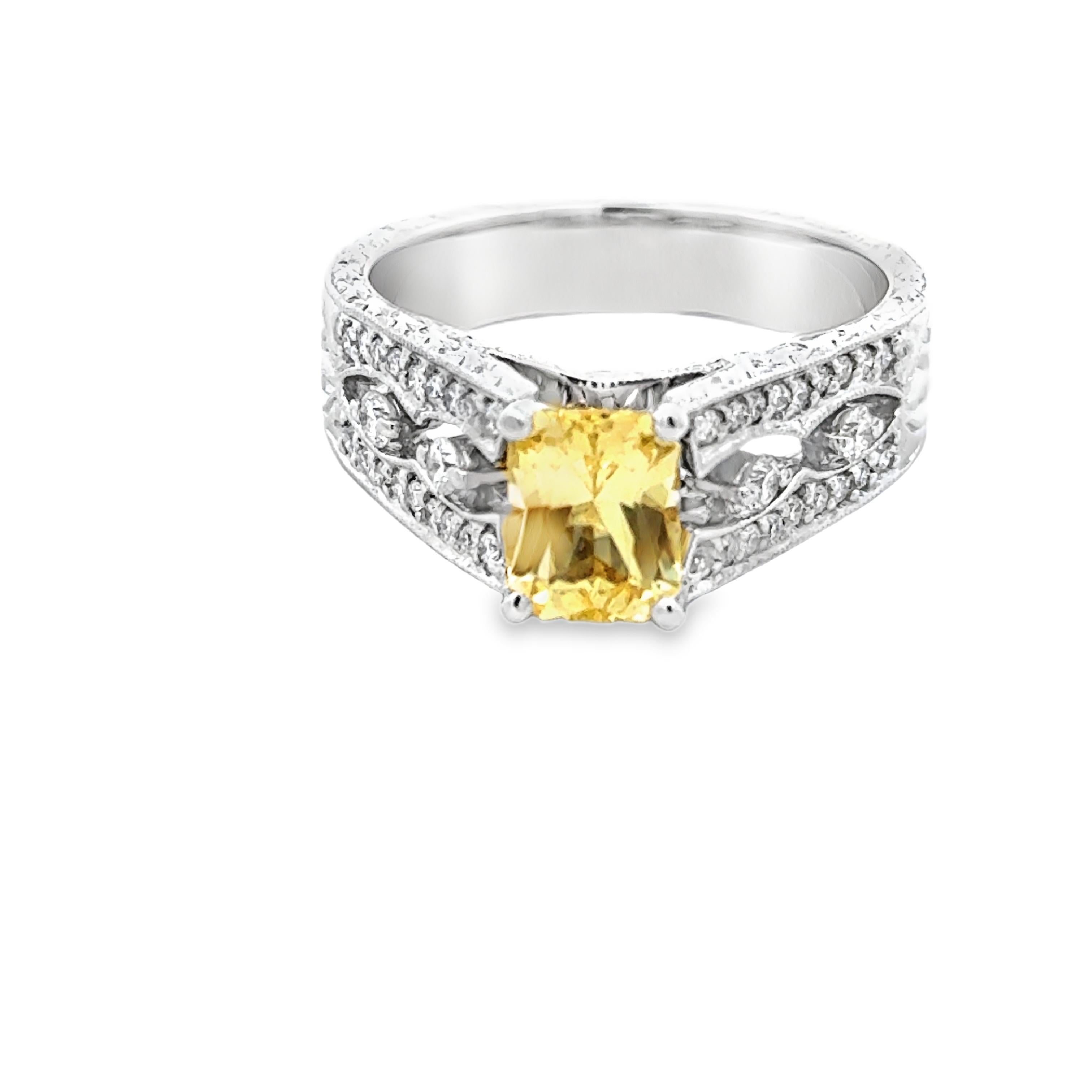 Bague vintage en or blanc 18 carats avec saphir jaune et diamants Pour femmes en vente