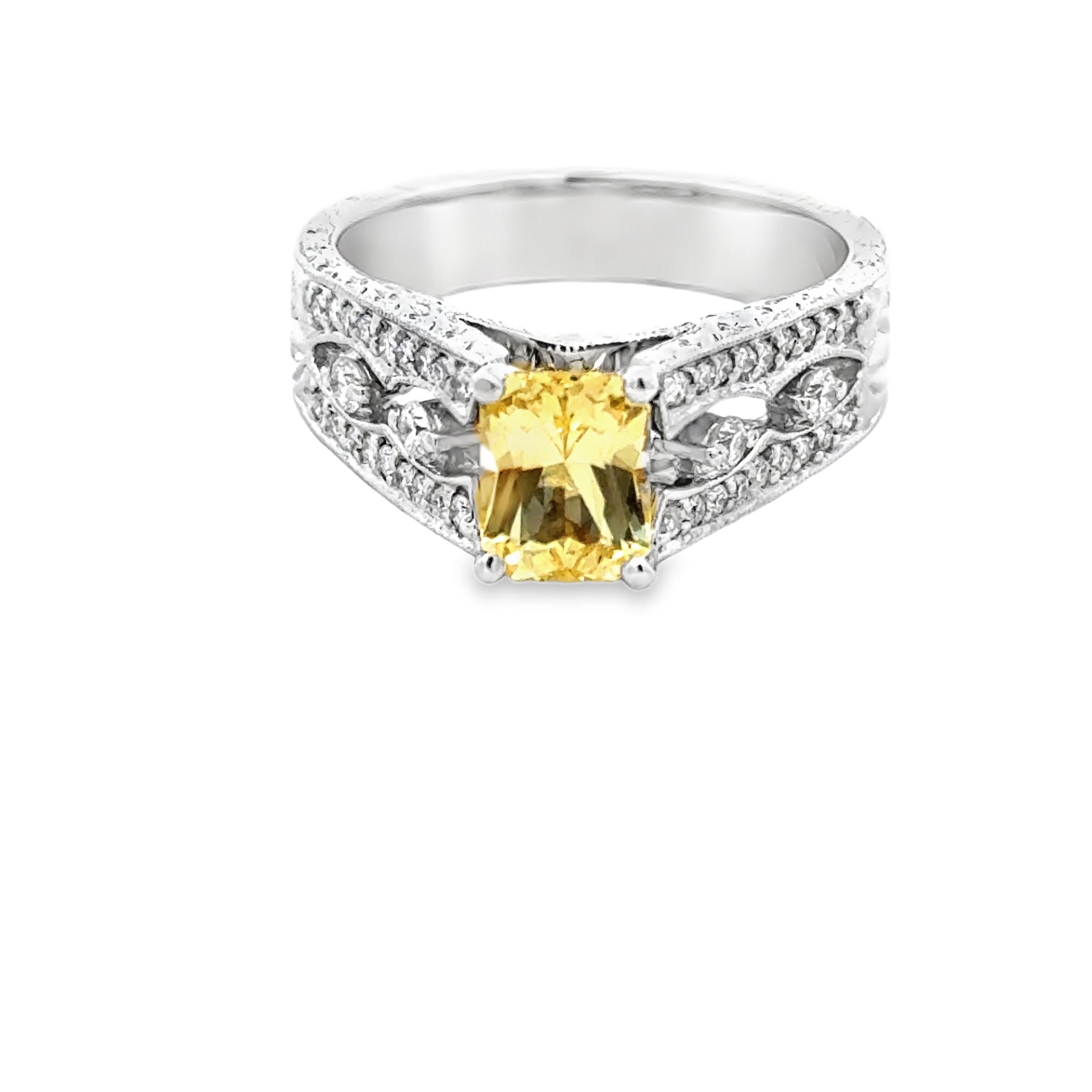 Bague vintage en or blanc 18 carats avec saphir jaune et diamants en vente 1